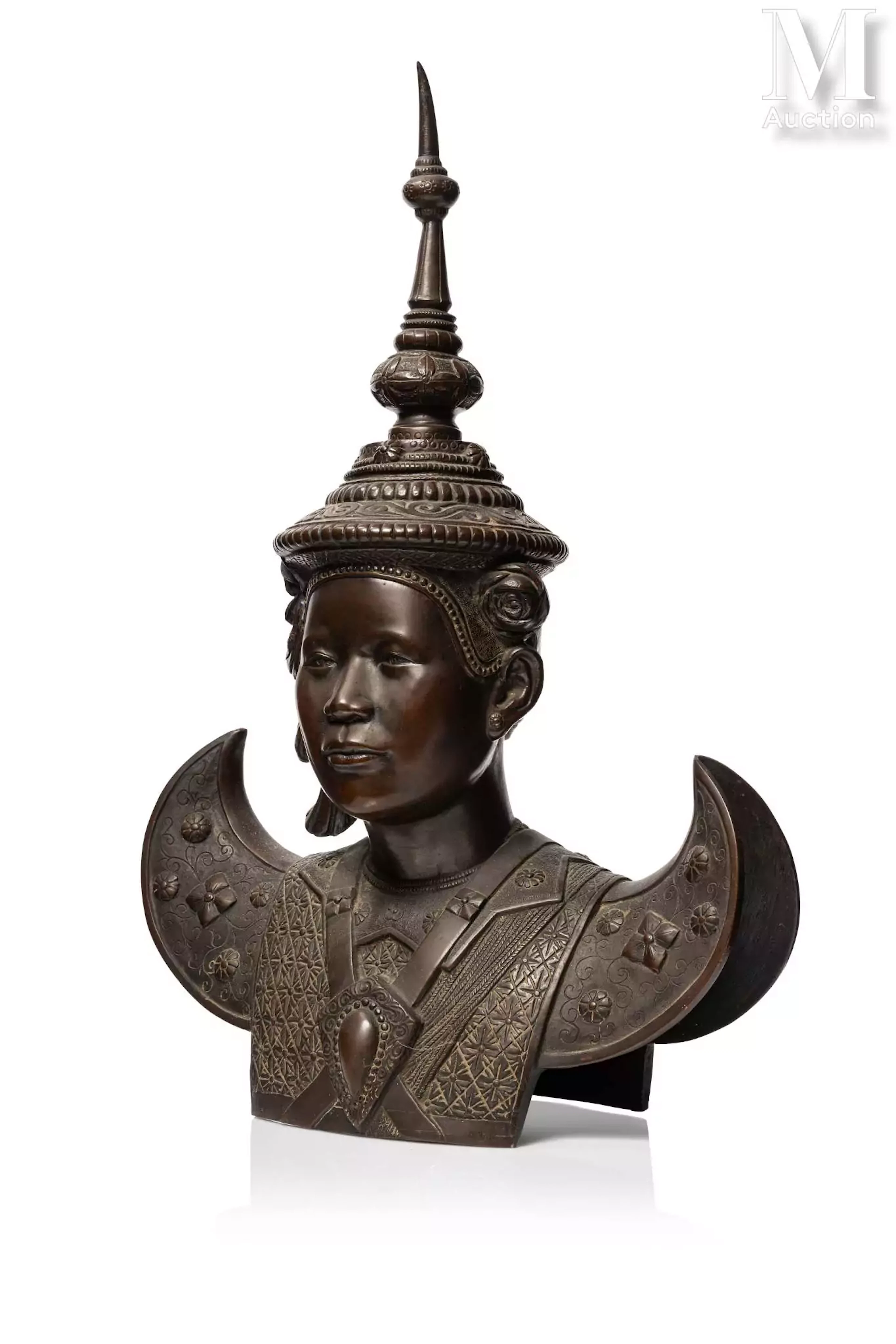 VIETNAM, XXe siècle Buste en bronze à patine brune