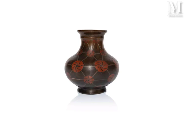 VIETNAM, XXe siècle Vase balustre en bronze à patine brune
