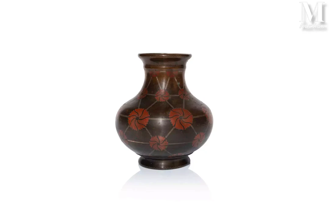 VIETNAM, XXe siècle Vase balustre en bronze à patine brune