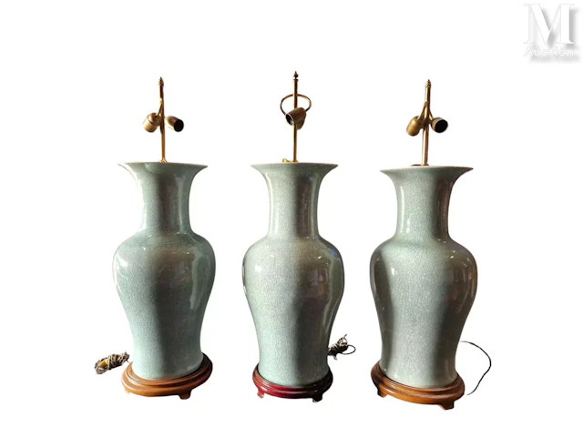 CHINE, XXème Suite de trois grands vases de modèle similaire