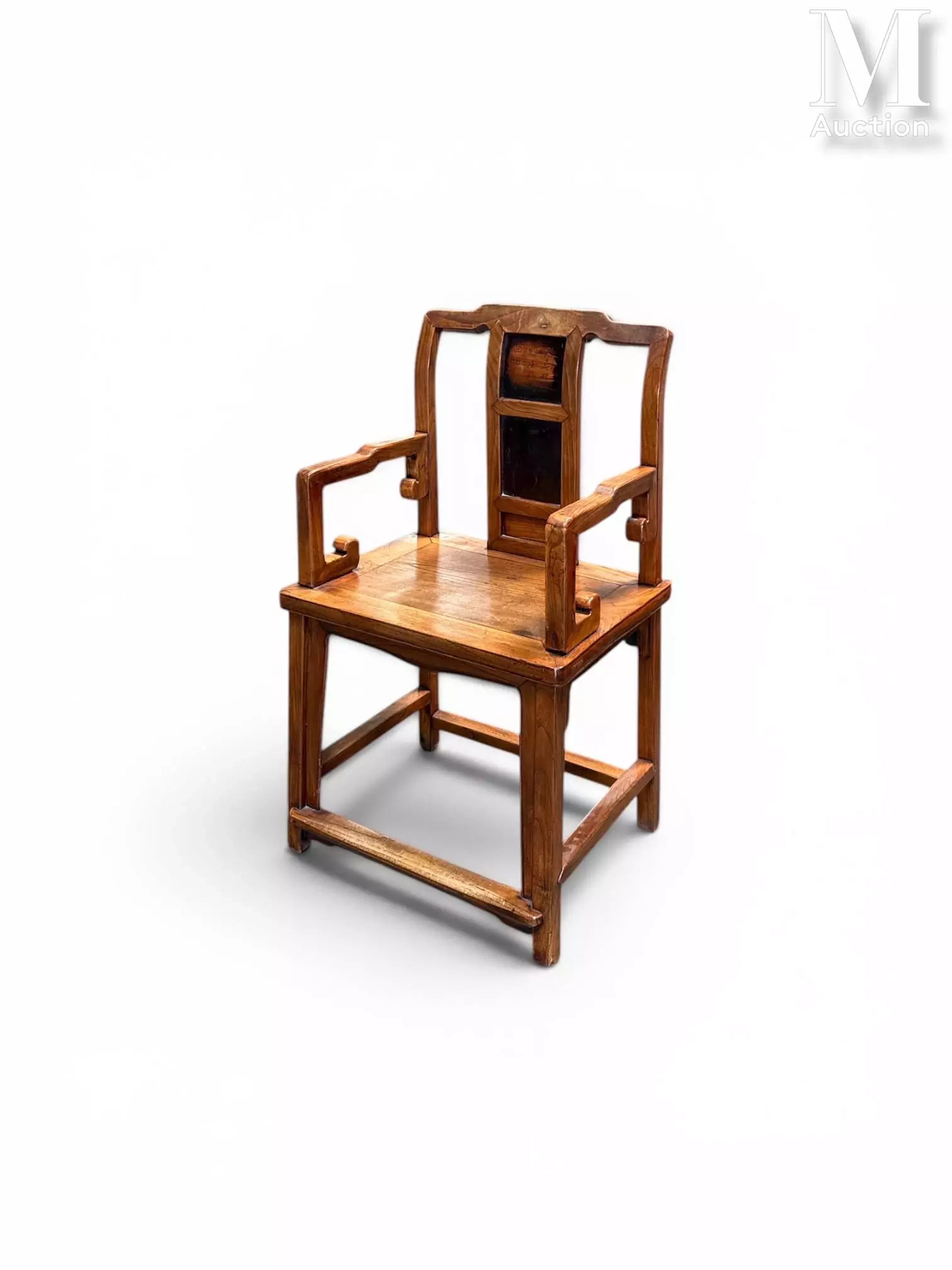 CHINE, première moitié du XXème siècle Fauteuil en bois exotique teinté