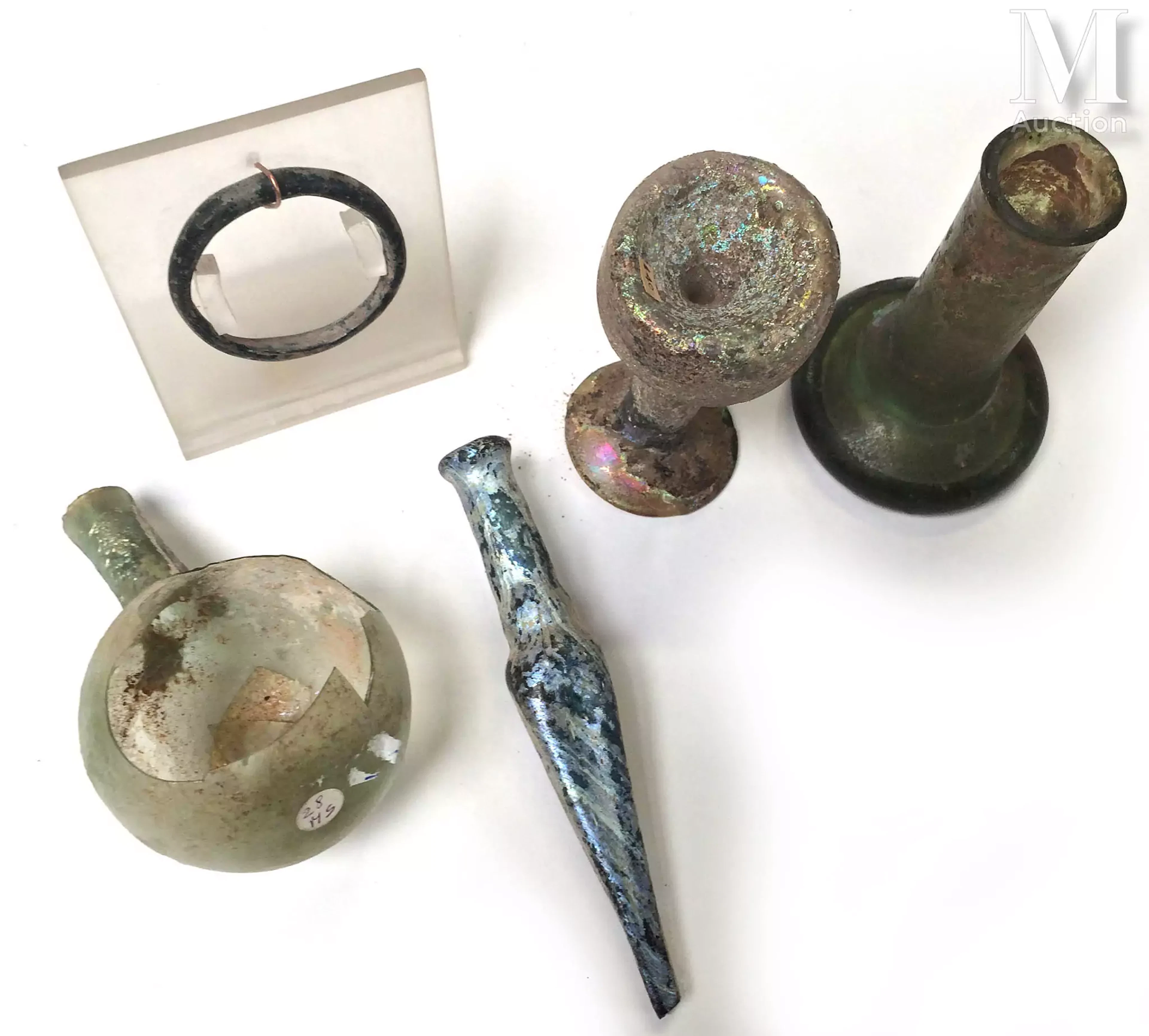 Lot comprenant : un bracelet d’enfant, une fiole à haut col de panse