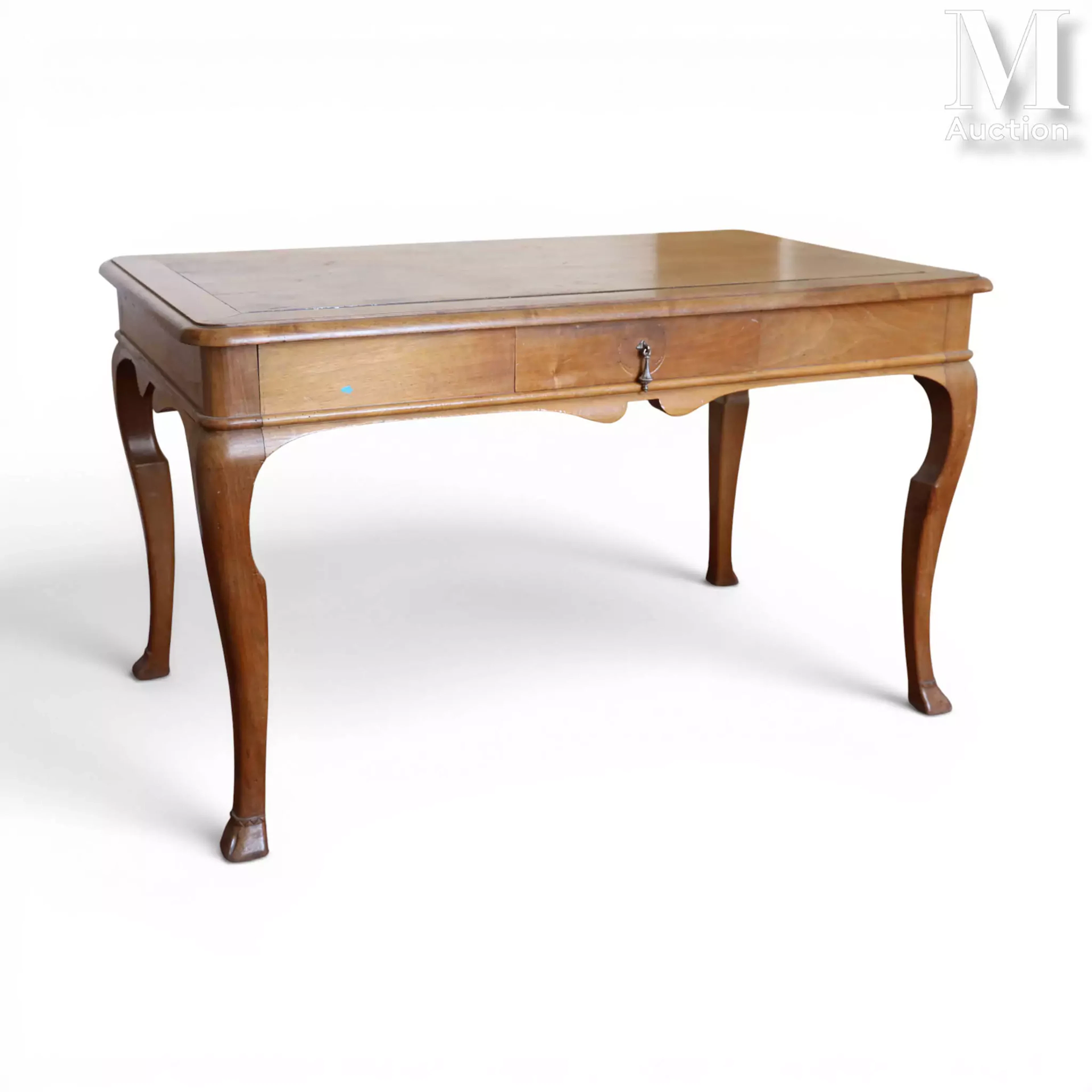 Bureau plat en bois naturel de style Louis XV. Fin du 19, début 20ème siècle