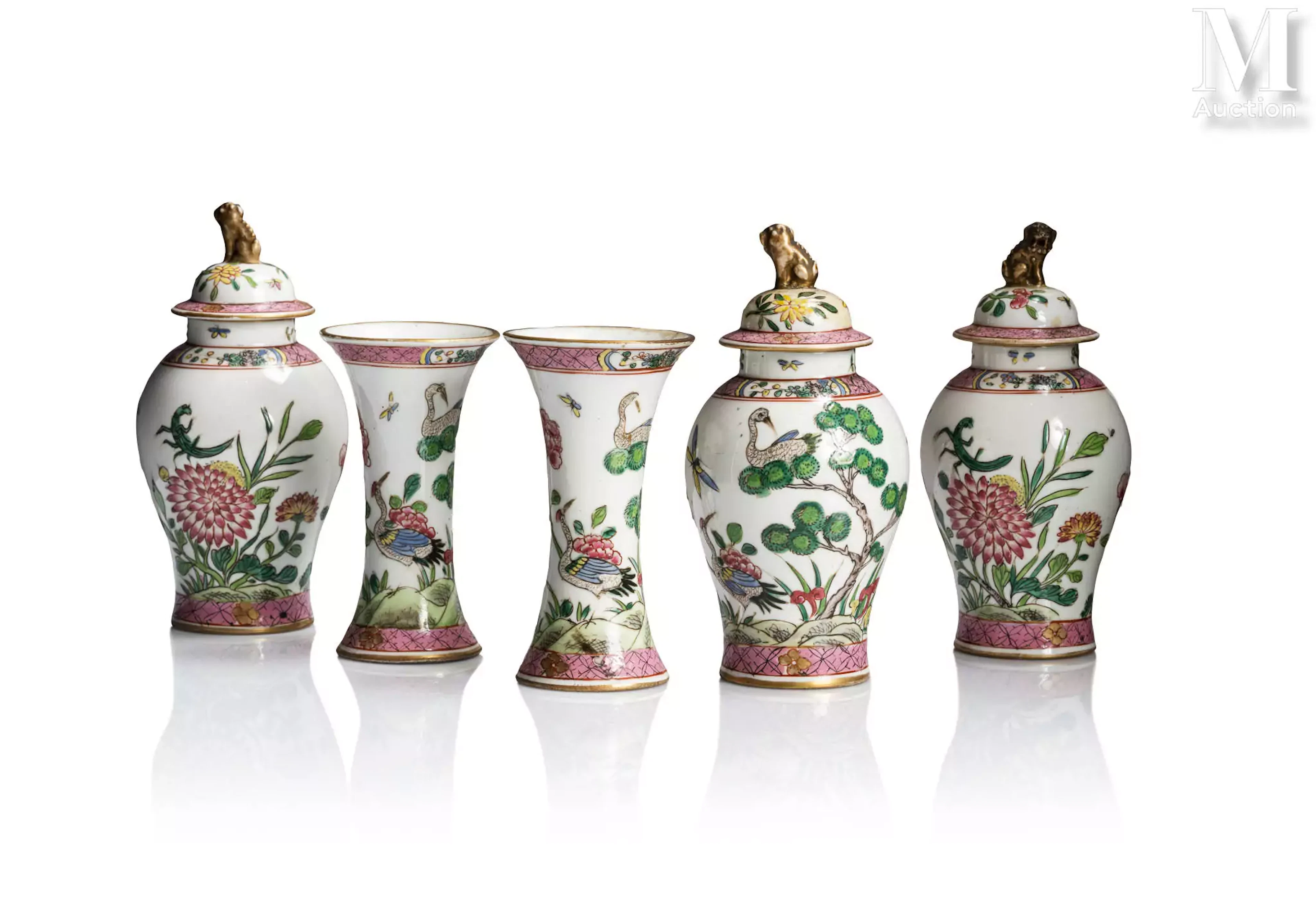CHINE, Compagnie des Indes, XVIIIe siècle Garniture en porcelaine