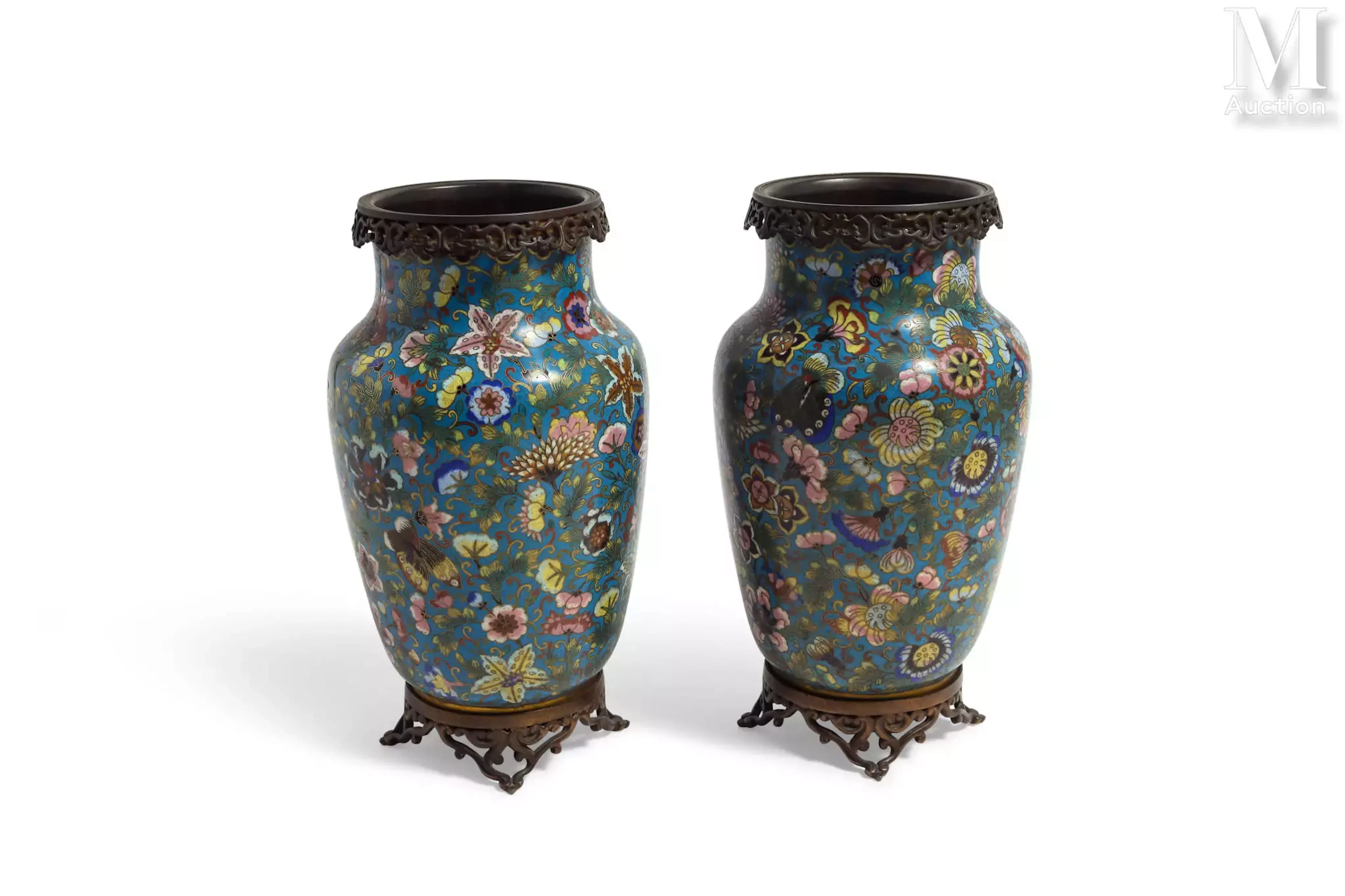 CHINE, Vers 1900 Paire de vases en cloisonnés