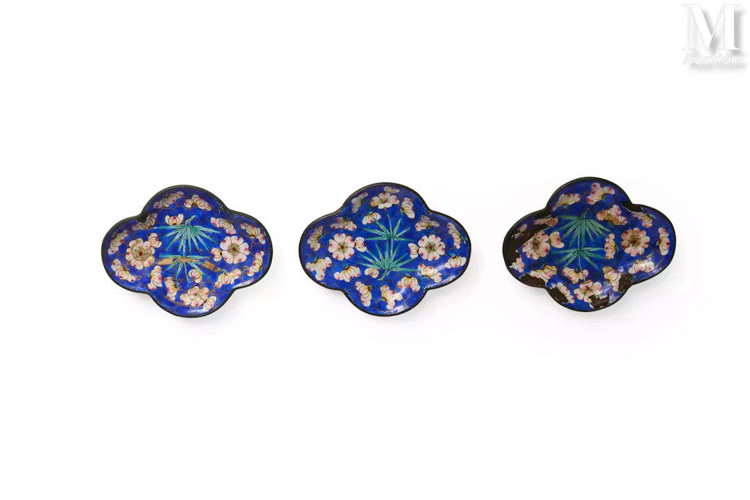 VIETNAM, milieu du XIXe siècle Ensemble de trois coupelles