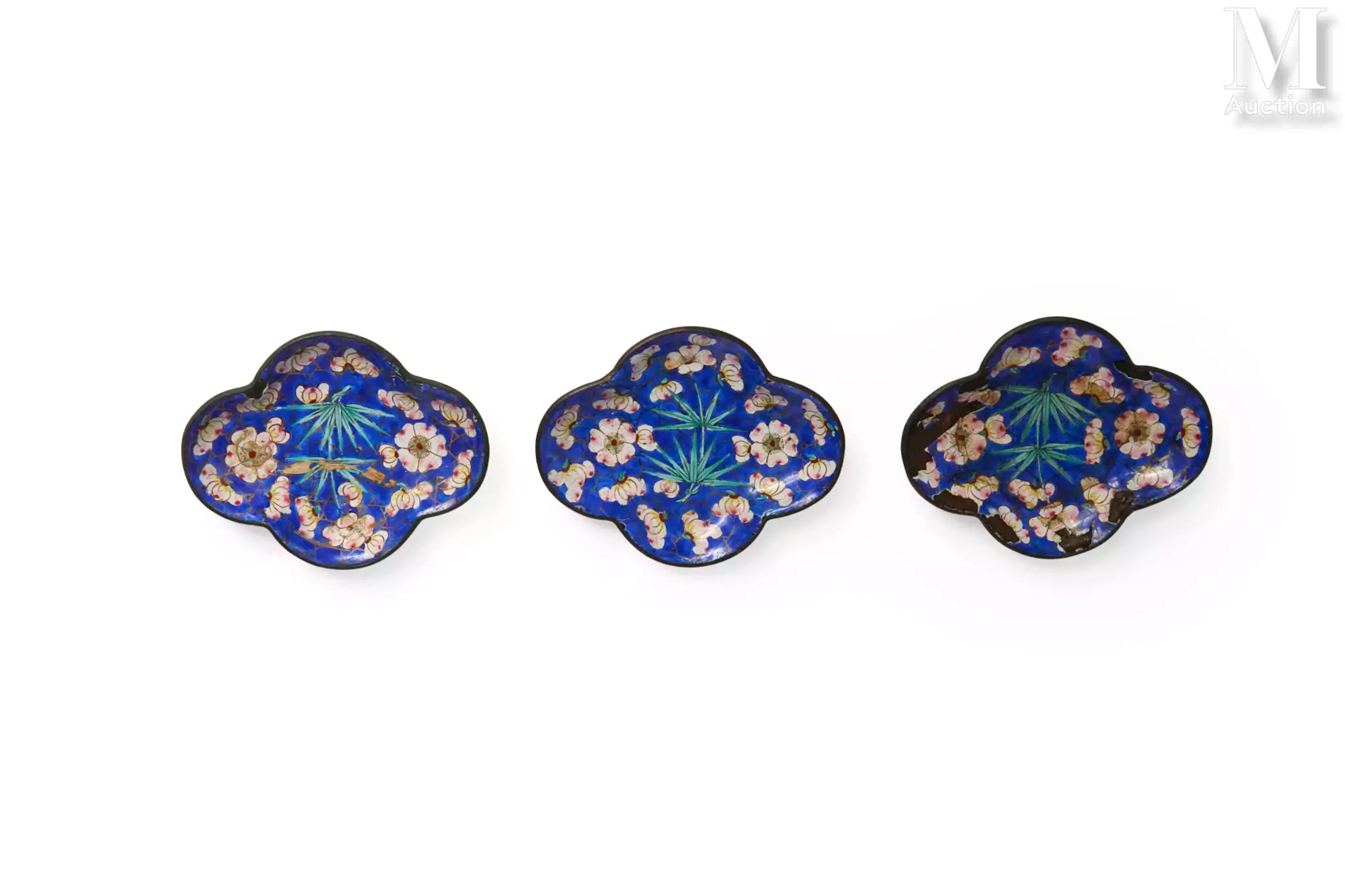 VIETNAM, milieu du XIXe siècle Ensemble de trois coupelles