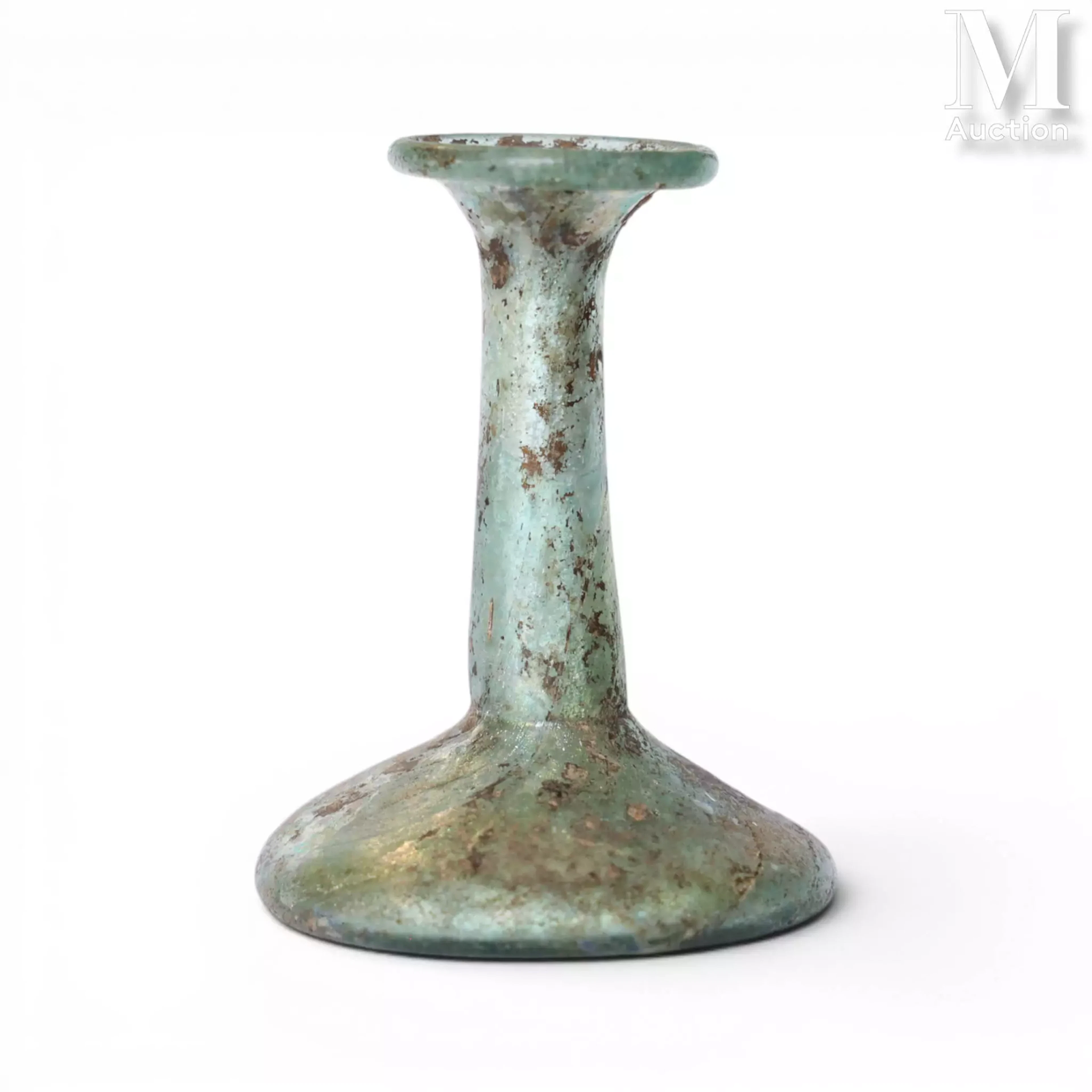 Balsamaire à panse écrasée tronconique et haut col. Verre irisé bleuté.