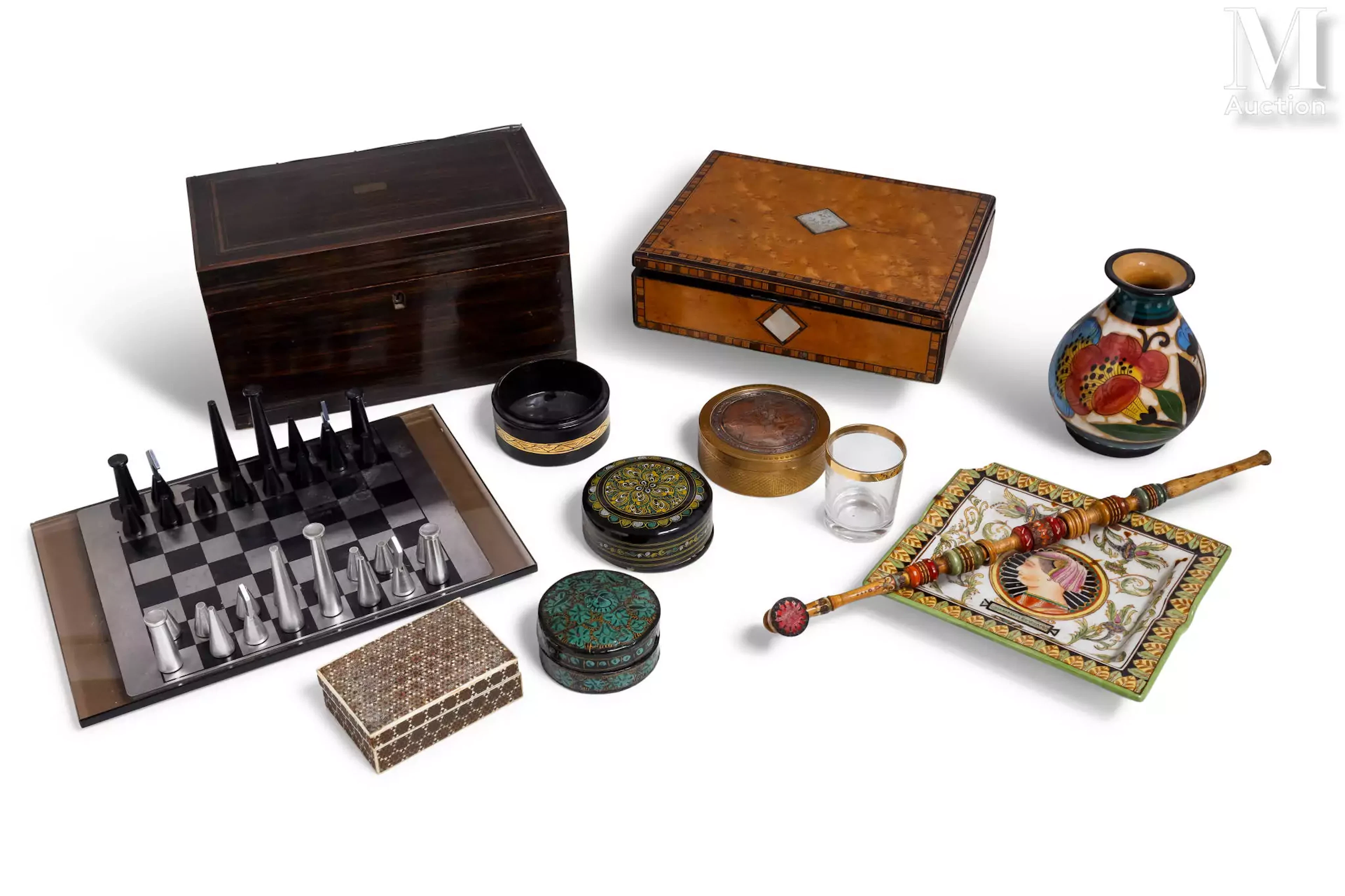 MANETTE - OBJETS DE VITRINE comprenant ;