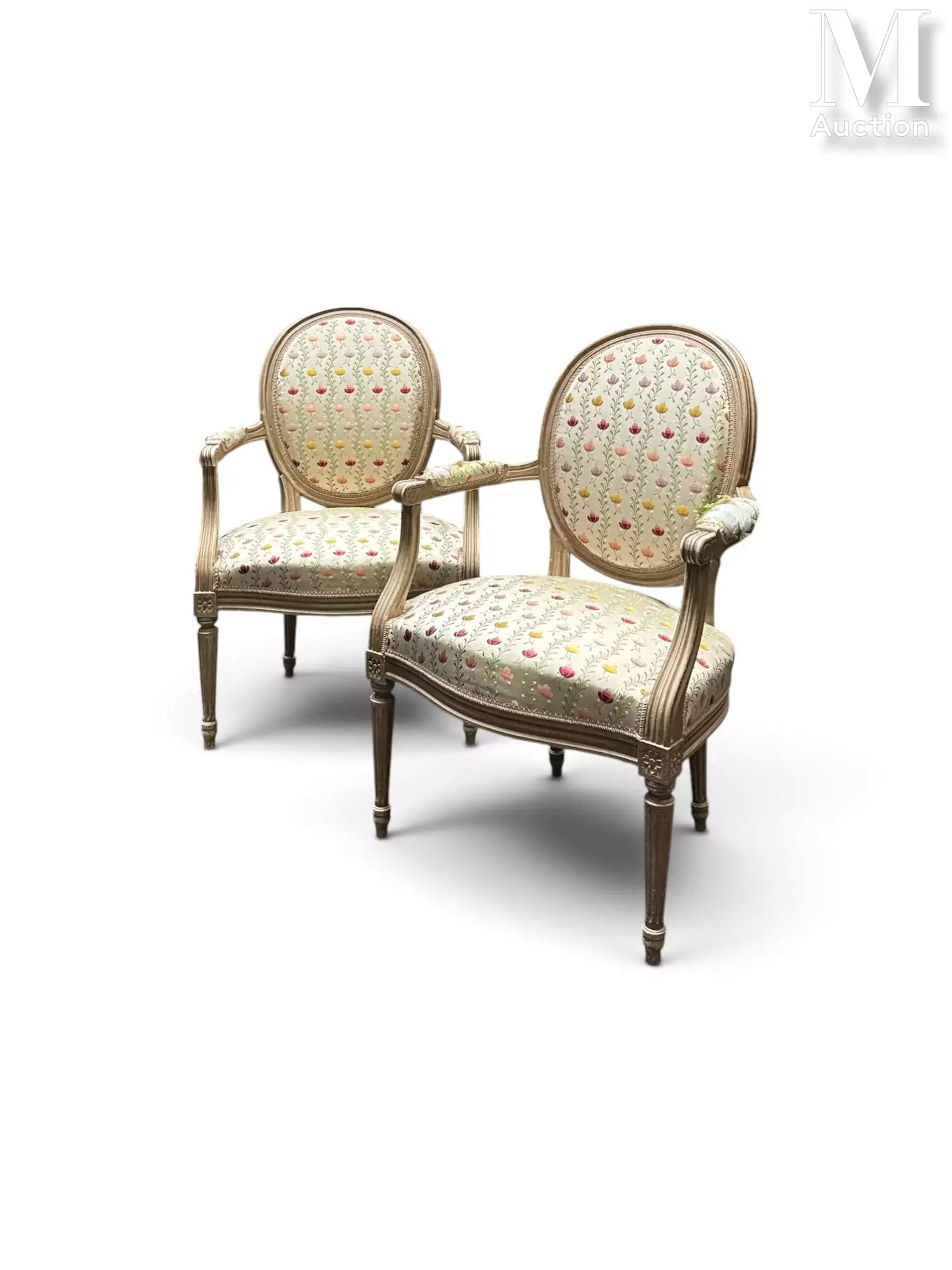 PAIRE DE FAUTEUILS "Médaillon"