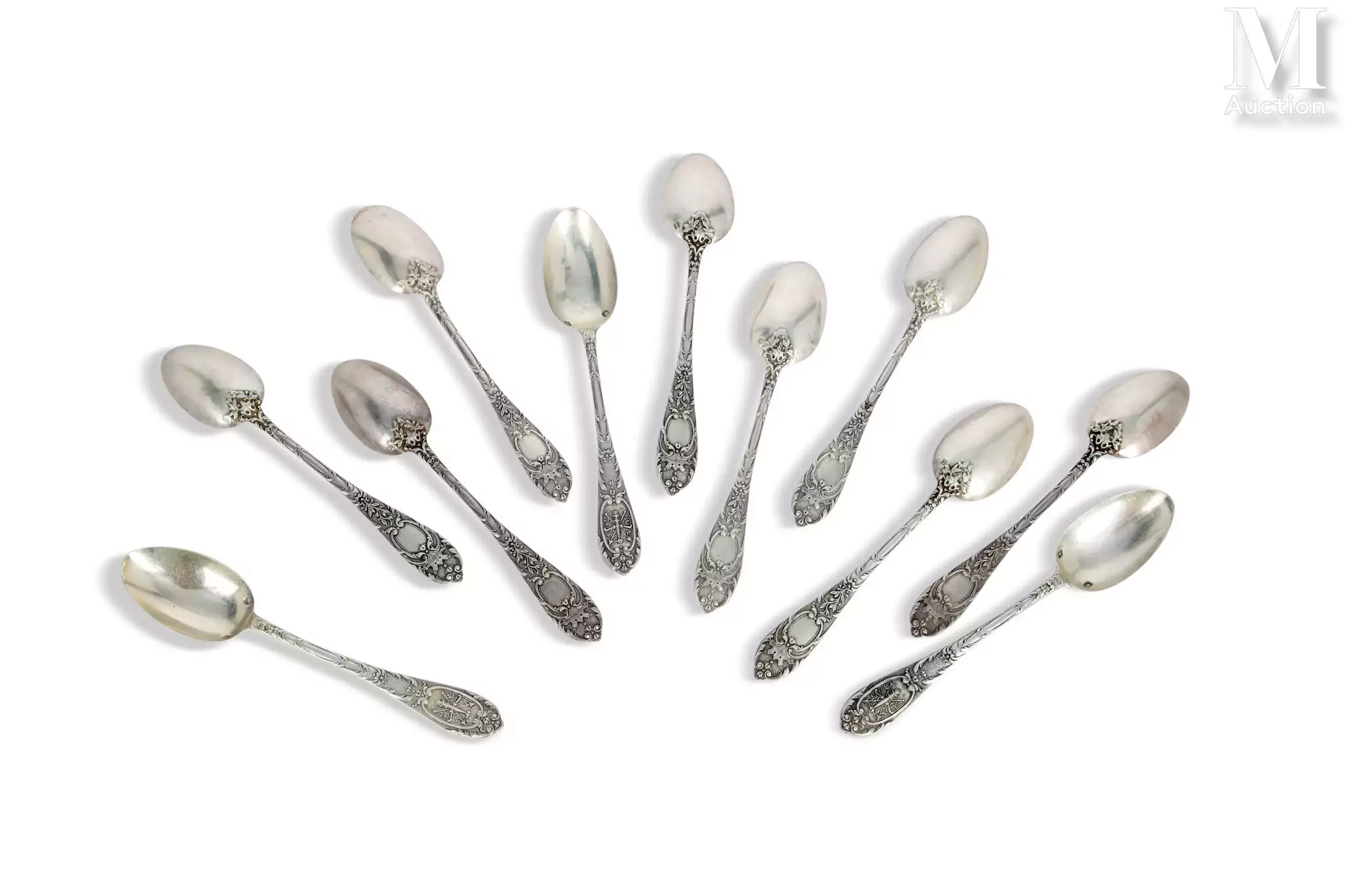 Suite de 11 cuillères en argent;