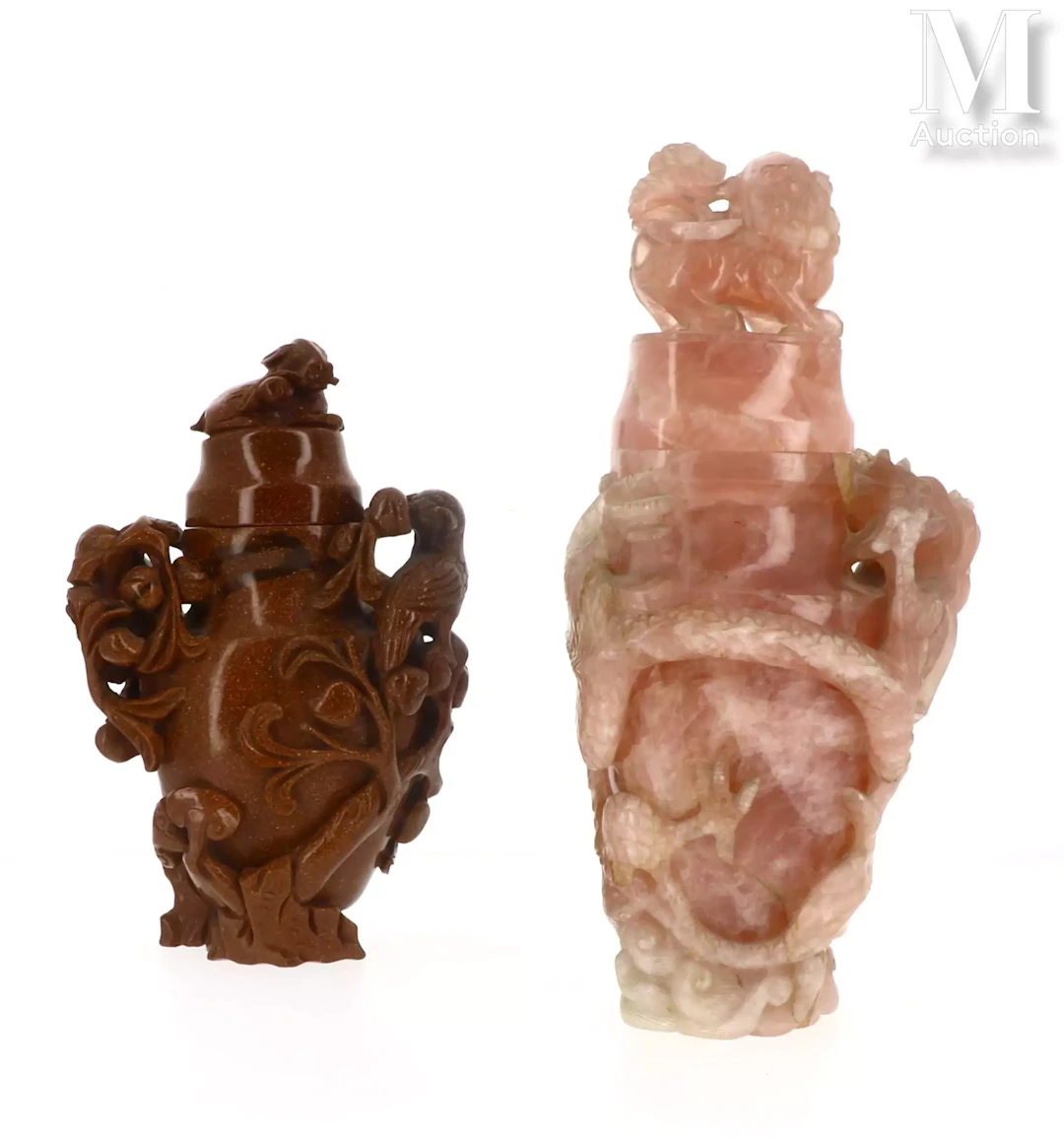 CHINE, XXe siecle Paire de vases couverts en pierres dures