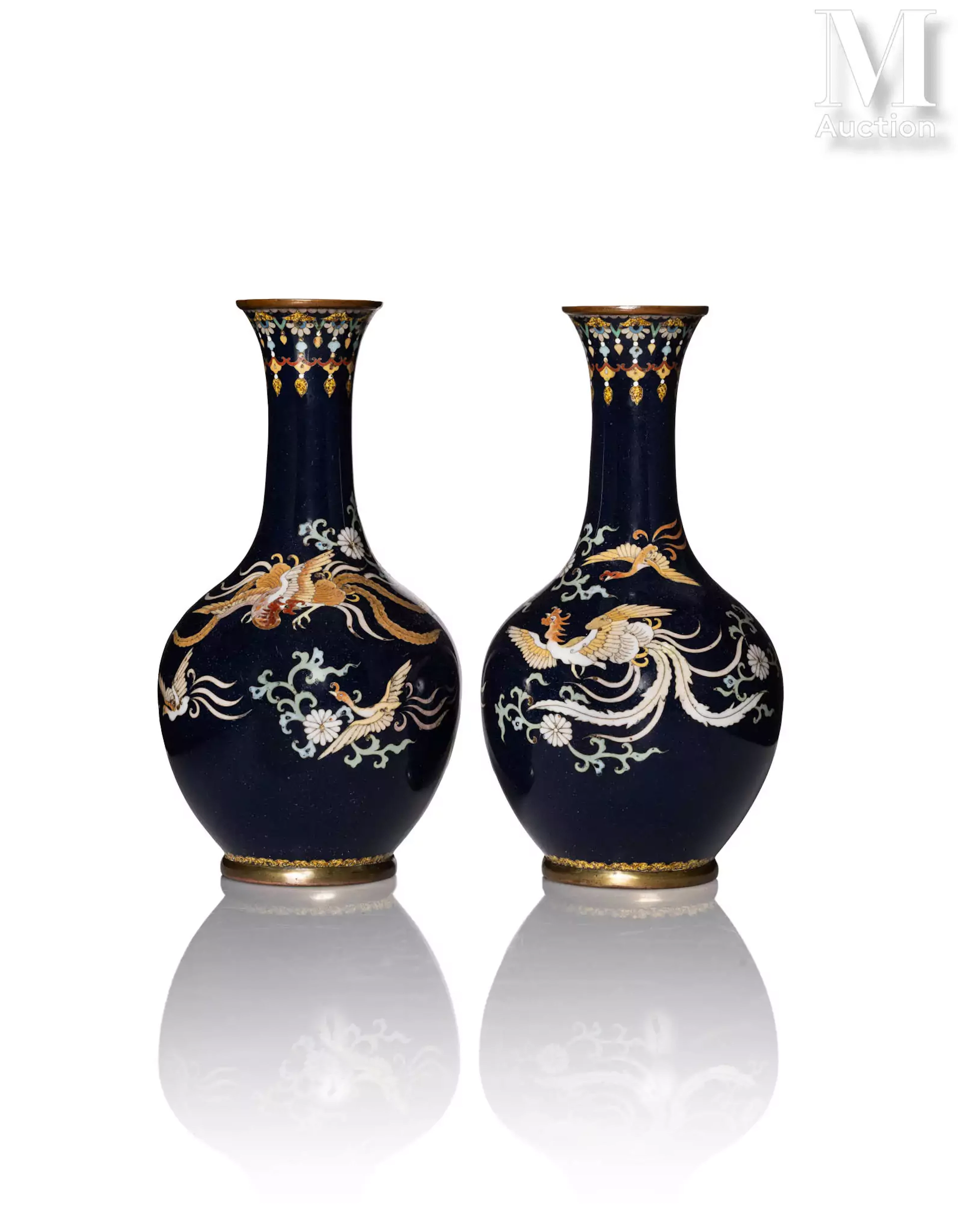 JAPON, Epoque Meiji Élégante paire de petits vases en émaux cloisonnés
