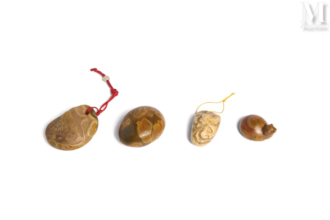 ASIE Ensemble de quatre éléments en jaspe et agate