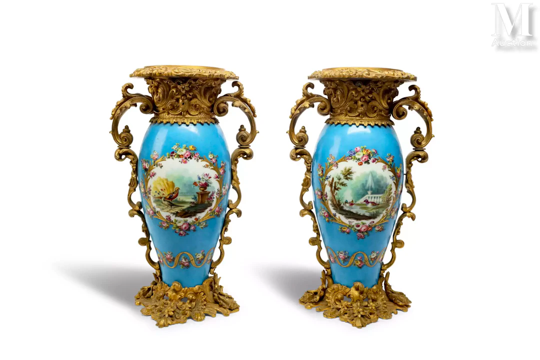 Dans le goût de Sèvres Importante paire de vases