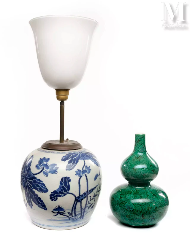 CHINE, XIXe siècle Ensemble de deux vases en porcelaine