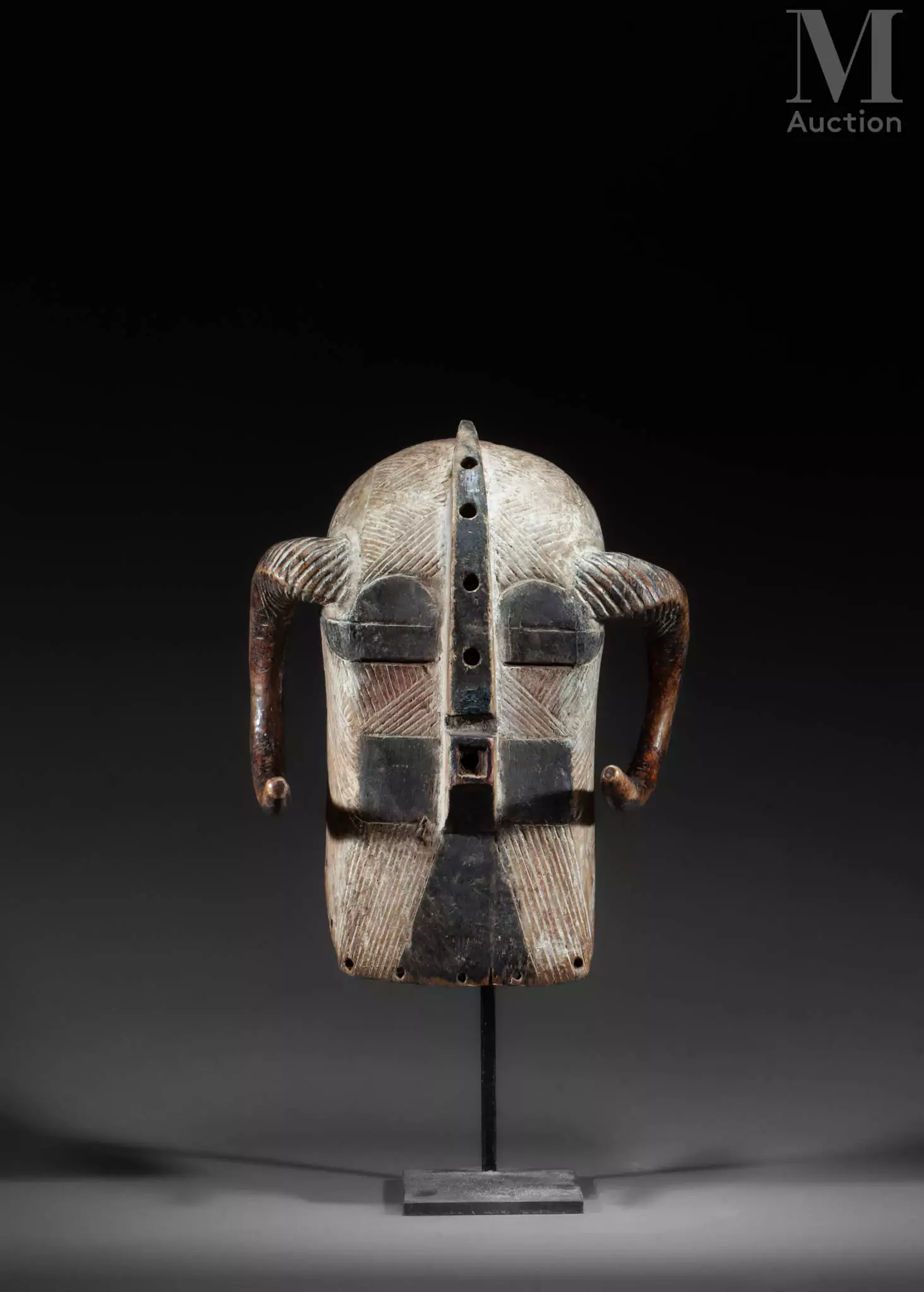 Masque cubiste aux deux cornes de bélier.