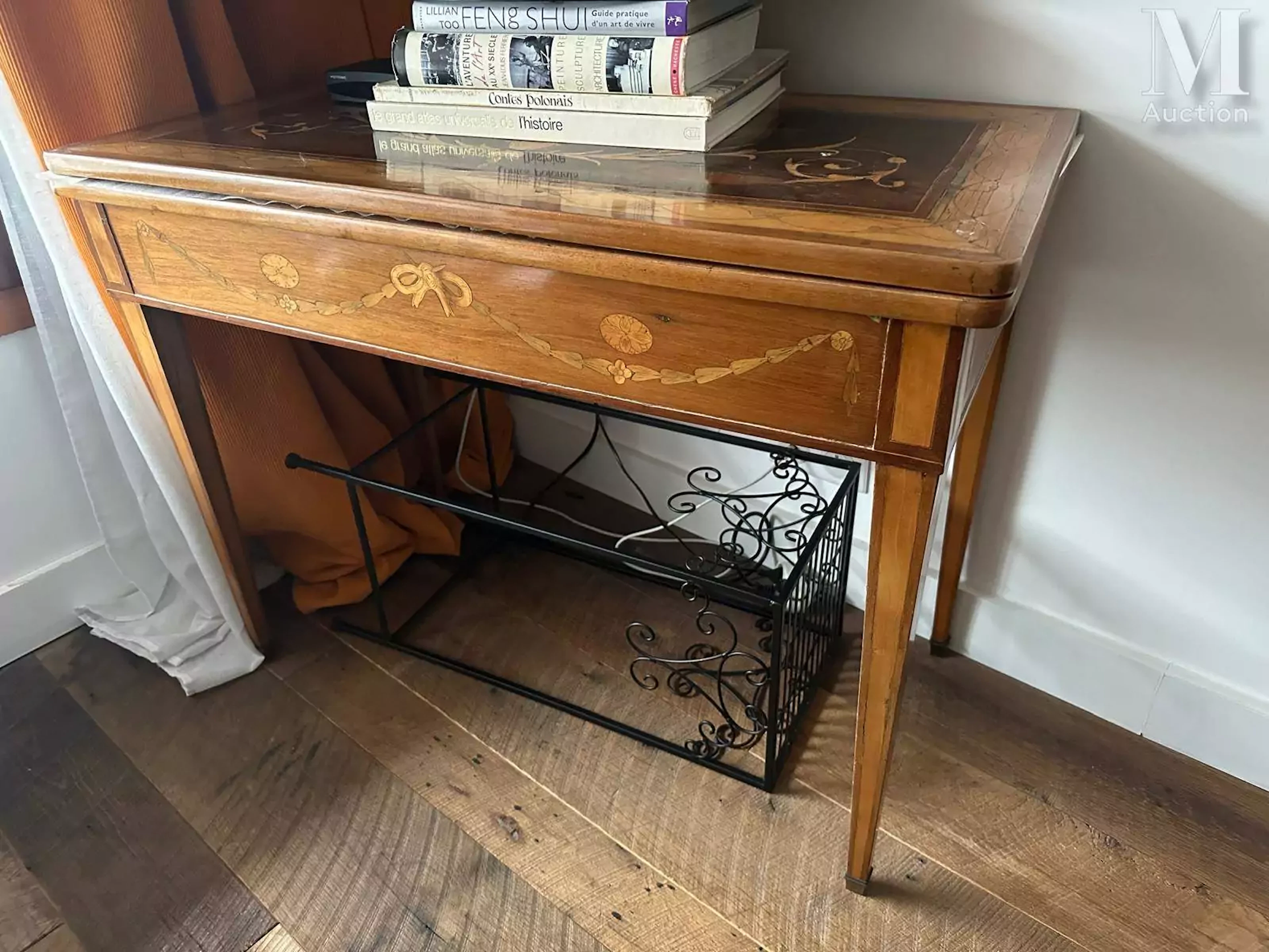 Table de jeu de style Louis XVI