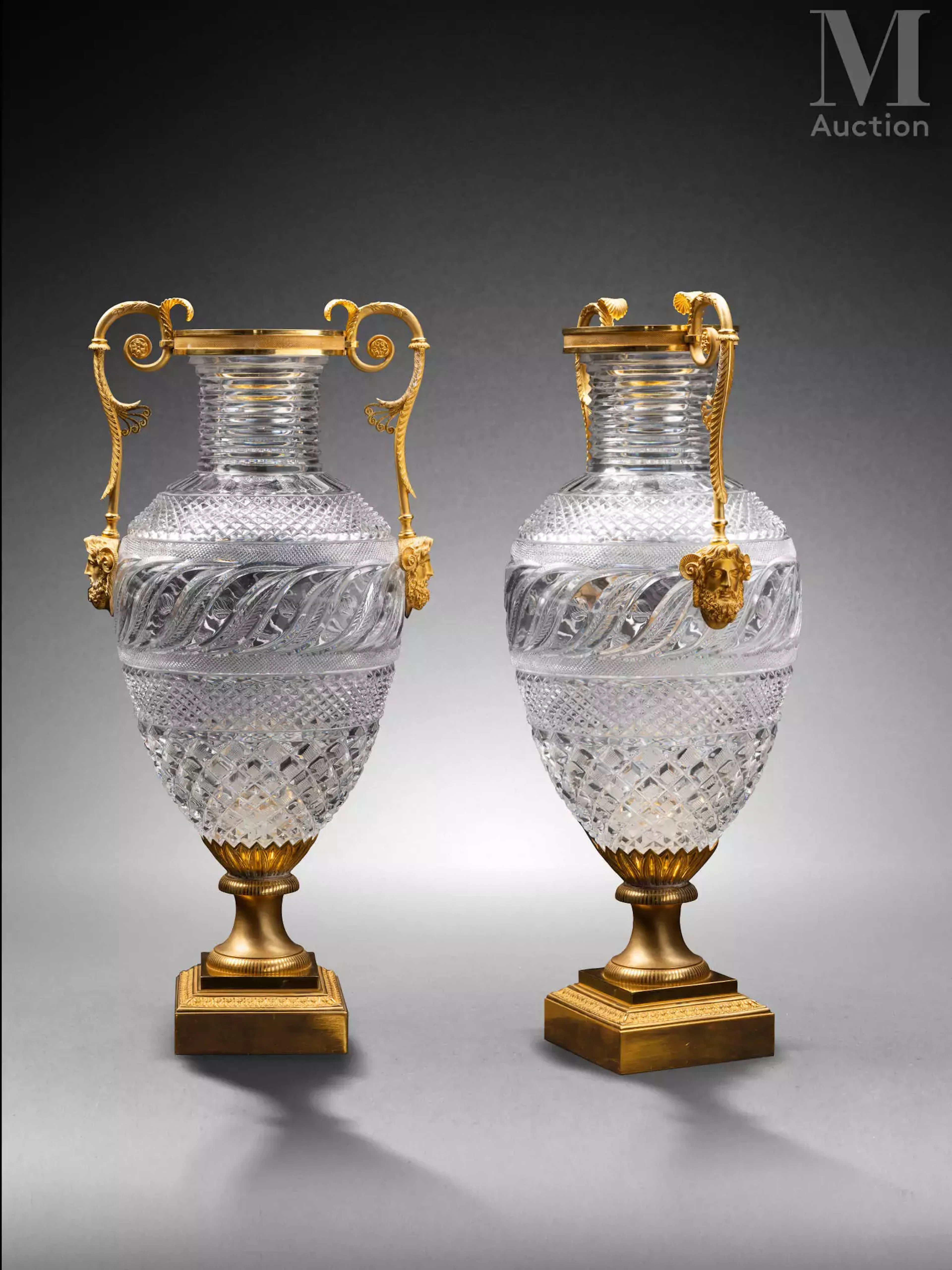 IMPORTANTE PAIRE DE VASES EN VERRE TAILLÉ ET BRONZE DORÉ DE LA MANUFACTURE