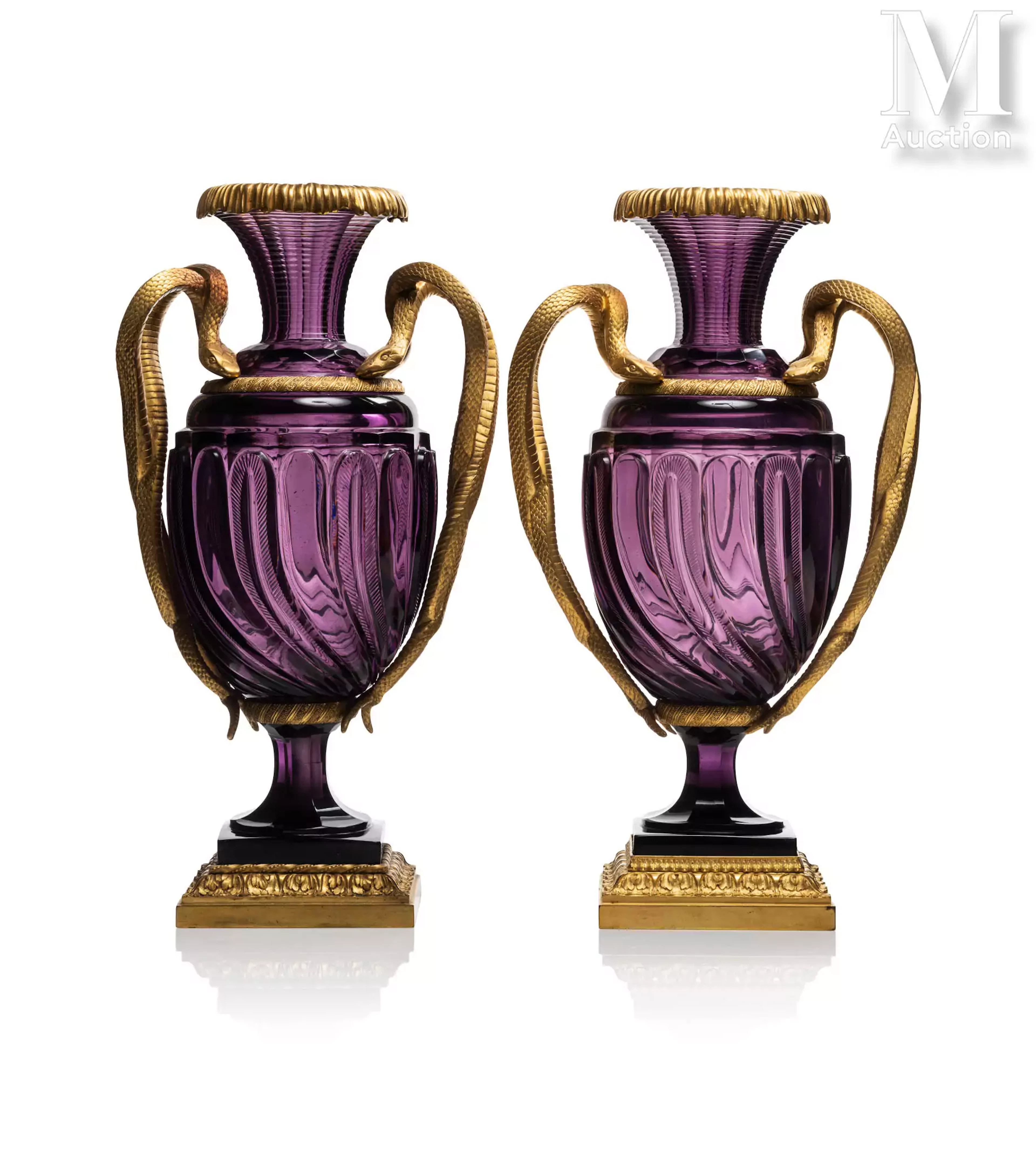 EXCEPTIONNELLE PAIRE DE VASES EN CRISTAL AMÉTHYSTE DE LA MANUFACTURE