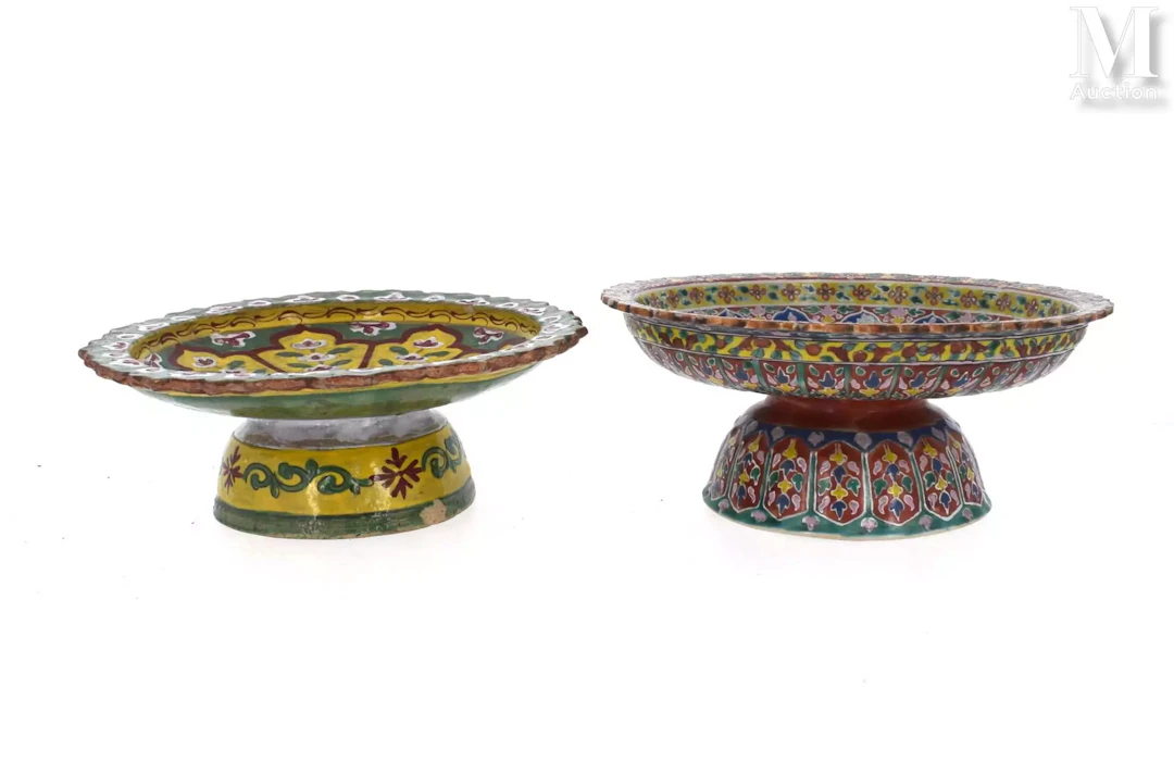 CHINE, Benjarong, pour le marché Thailandais, XIXe siècle Deux coupes sur pied