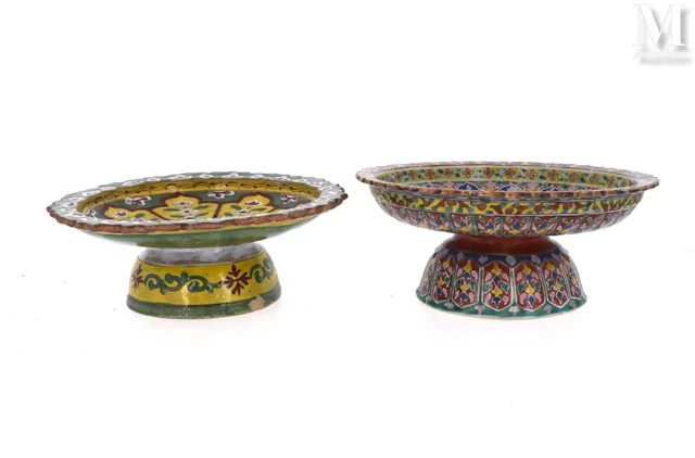 CHINE, Benjarong, pour le marché Thailandais, XIXe siècle Deux coupes sur pied