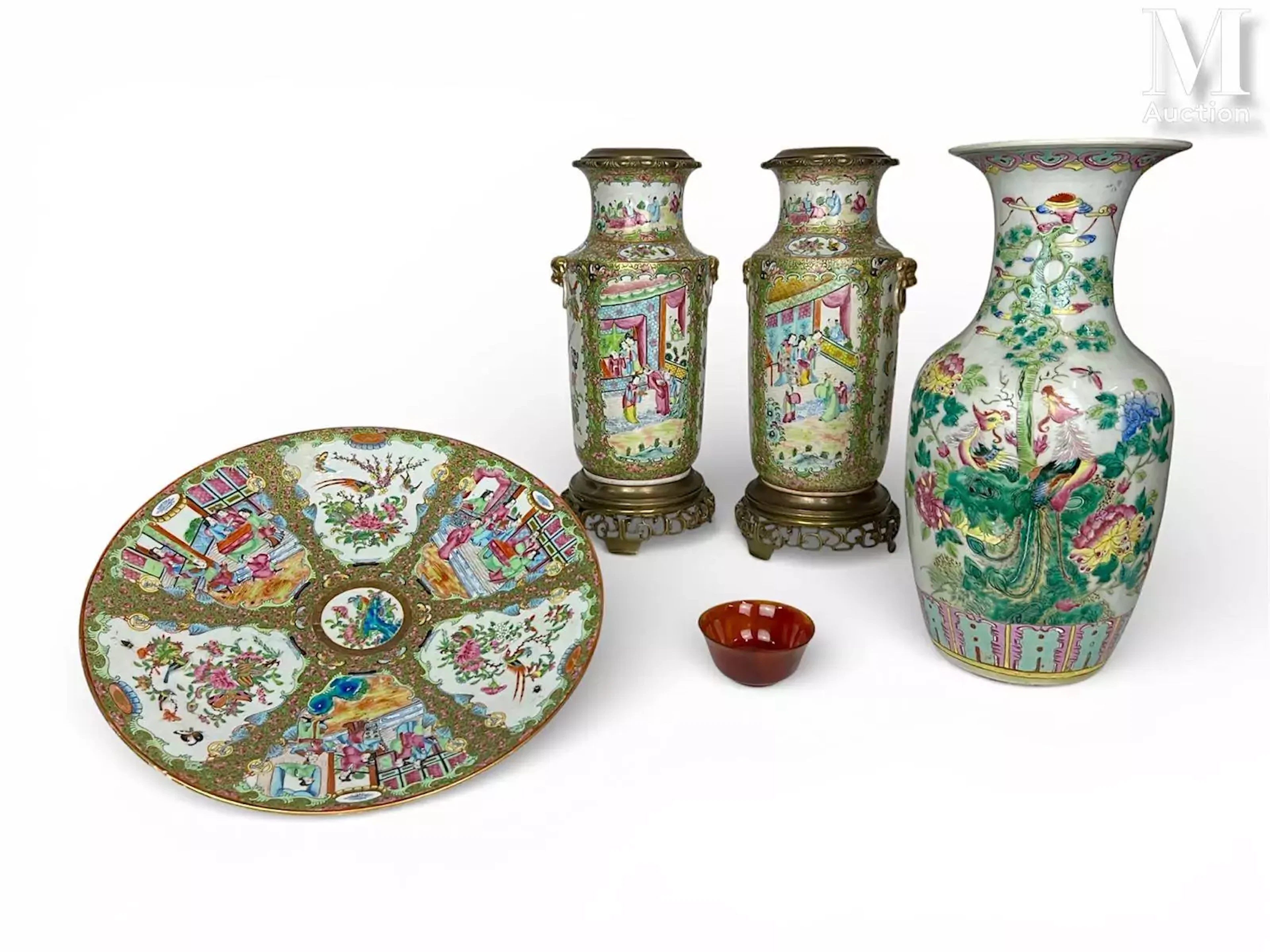 CHINE, XIXe siècle Ensemble de trois pièces en porcelaine de Canton