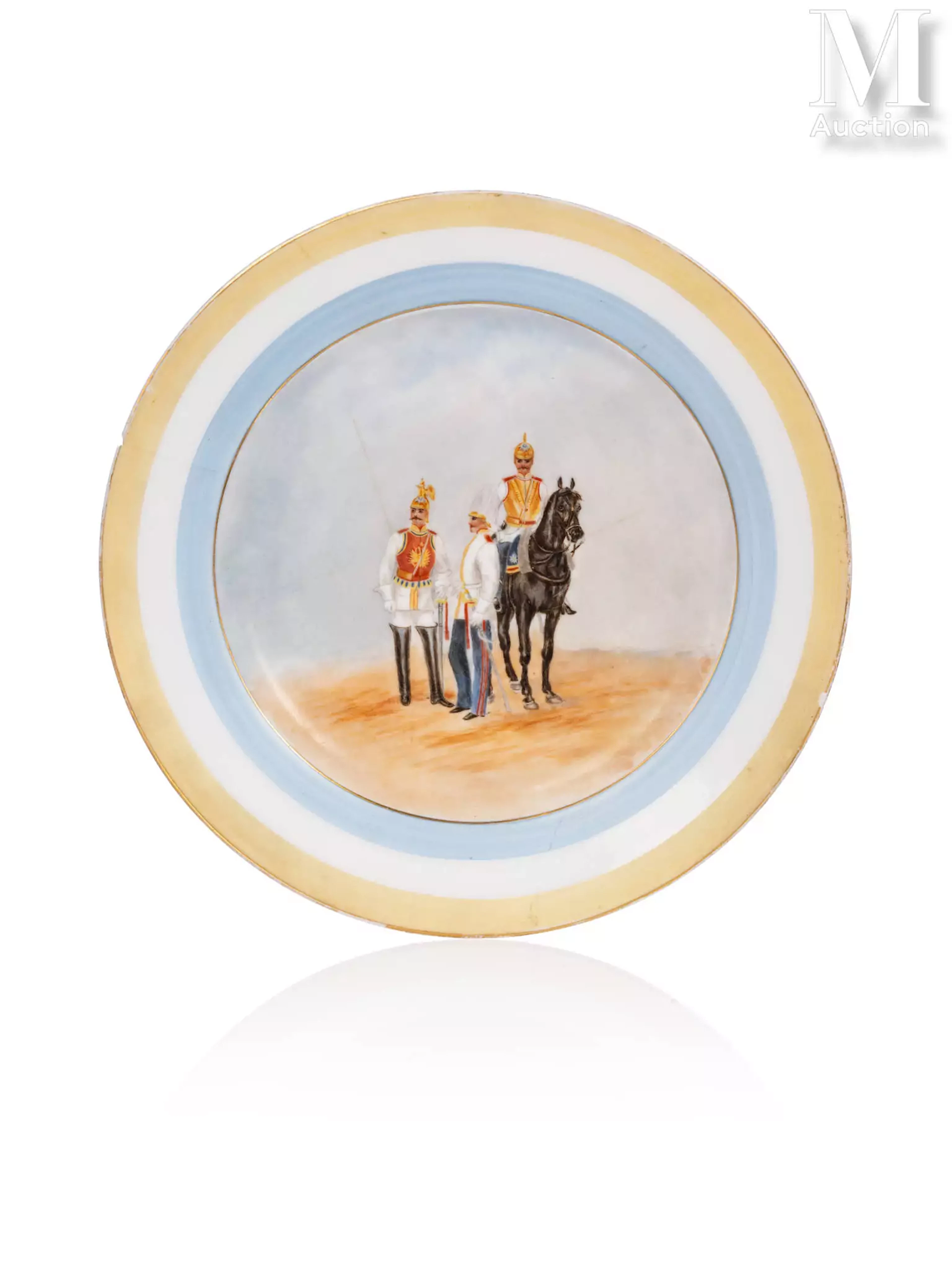 Assiette en porcelaine à décor polychrome figurant dans le bassin