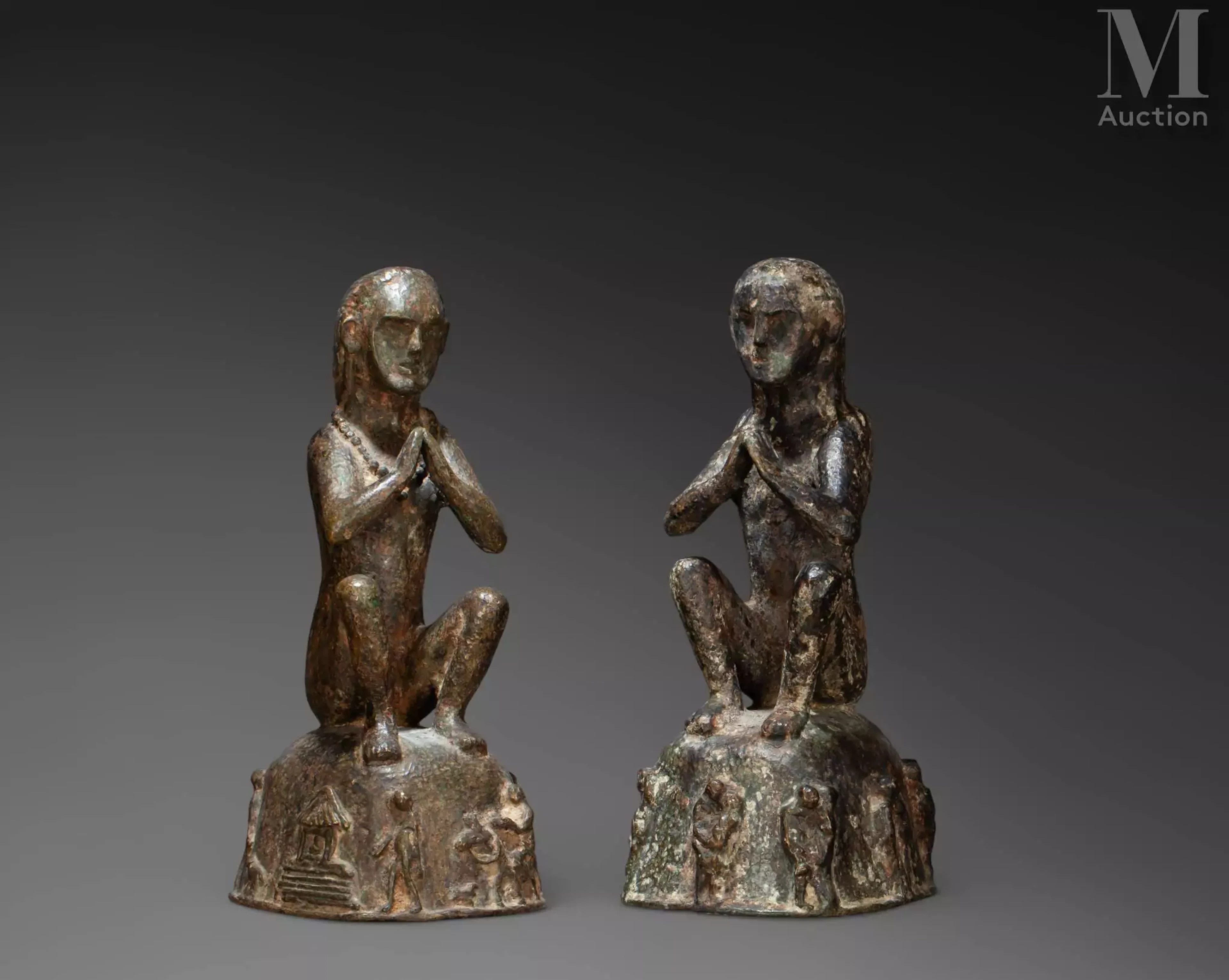Couple de figures en namasté