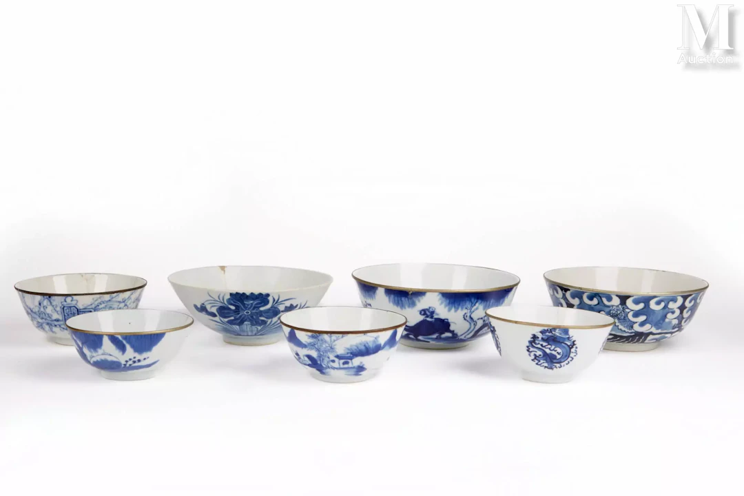 VIETNAM, XIXème siècle Ensemble de sept pièces en porcelaine "Bleu de Hué"