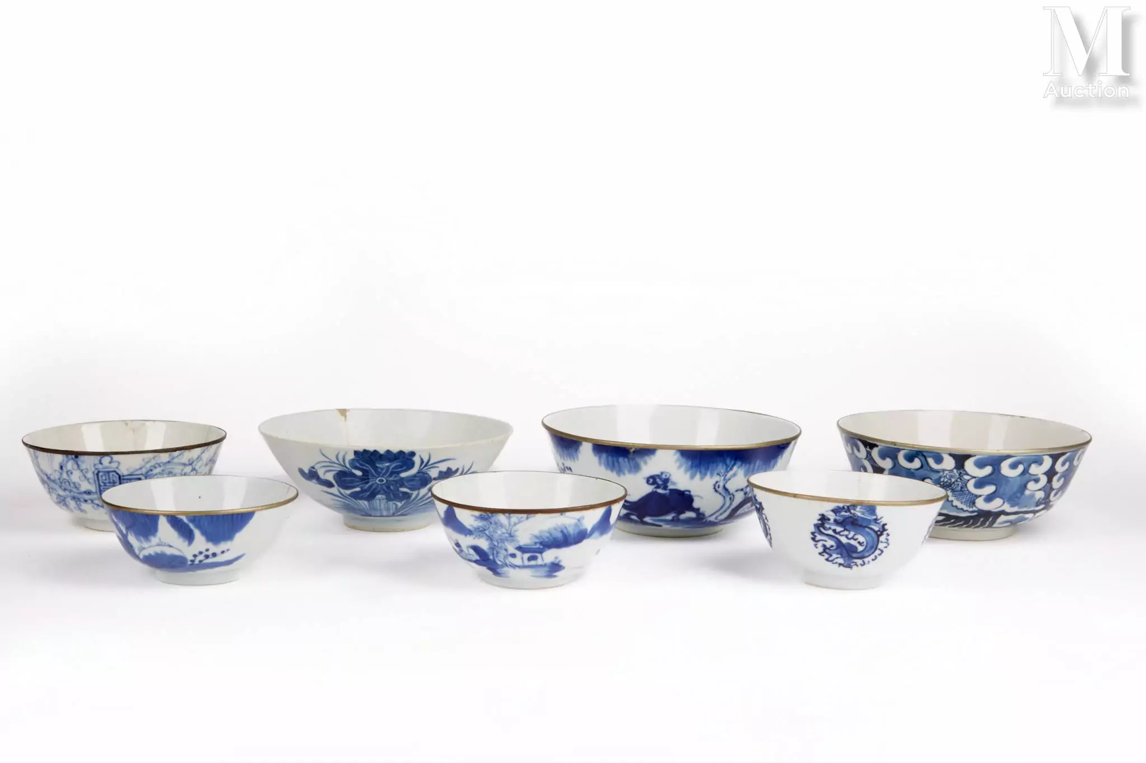 VIETNAM, XIXème siècle Ensemble de sept pièces en porcelaine "Bleu de Hué"