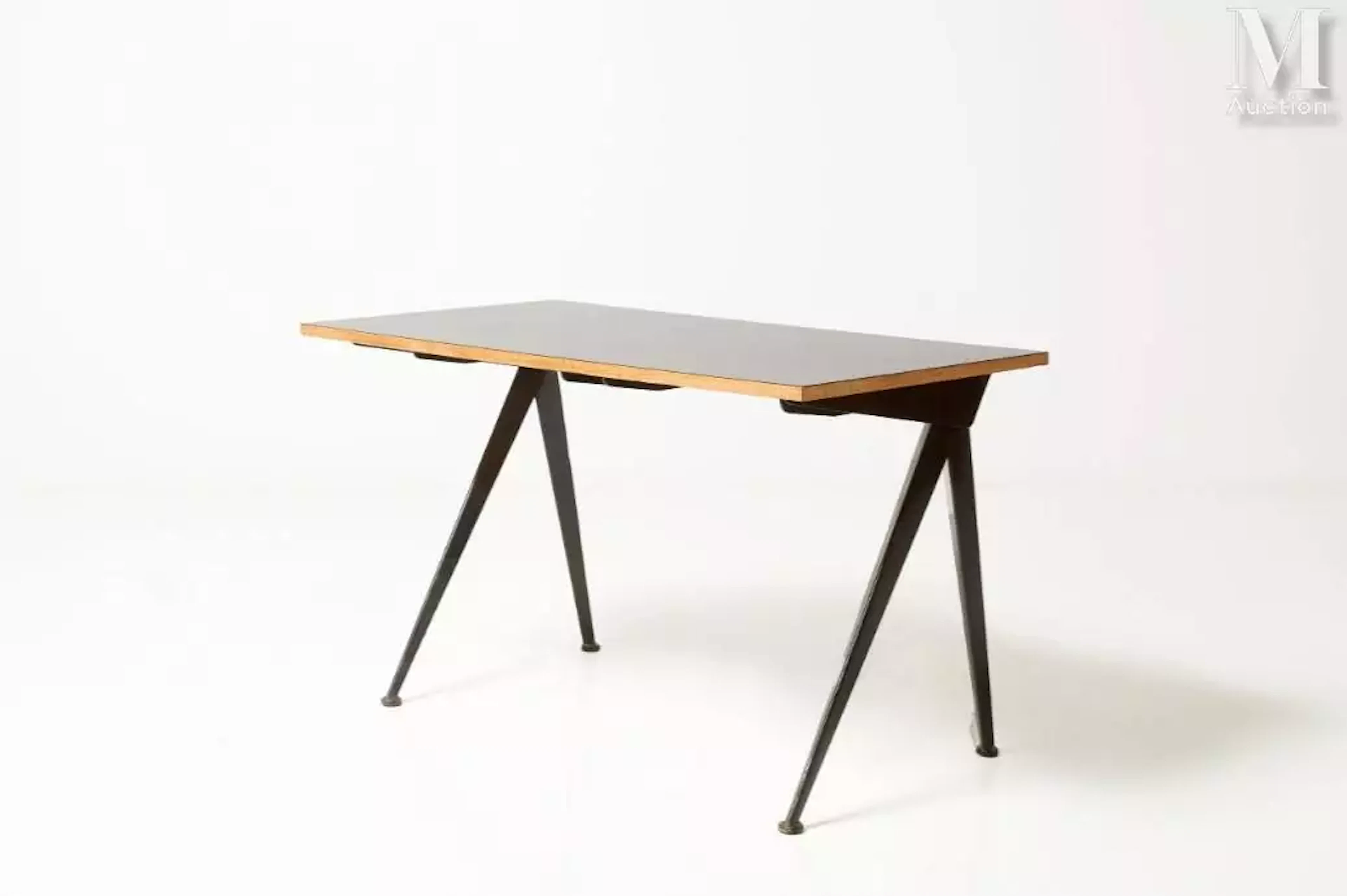 PROUVÉ Jean (1901-1984) Bureau compas, circa 1955. Métal laqué