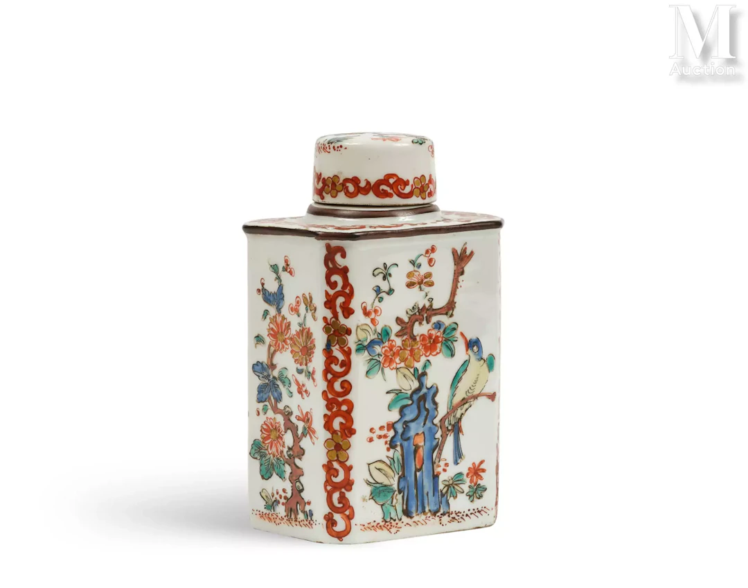 FRANCE, XIXe siècle Pot à thé couvert en porcelaine