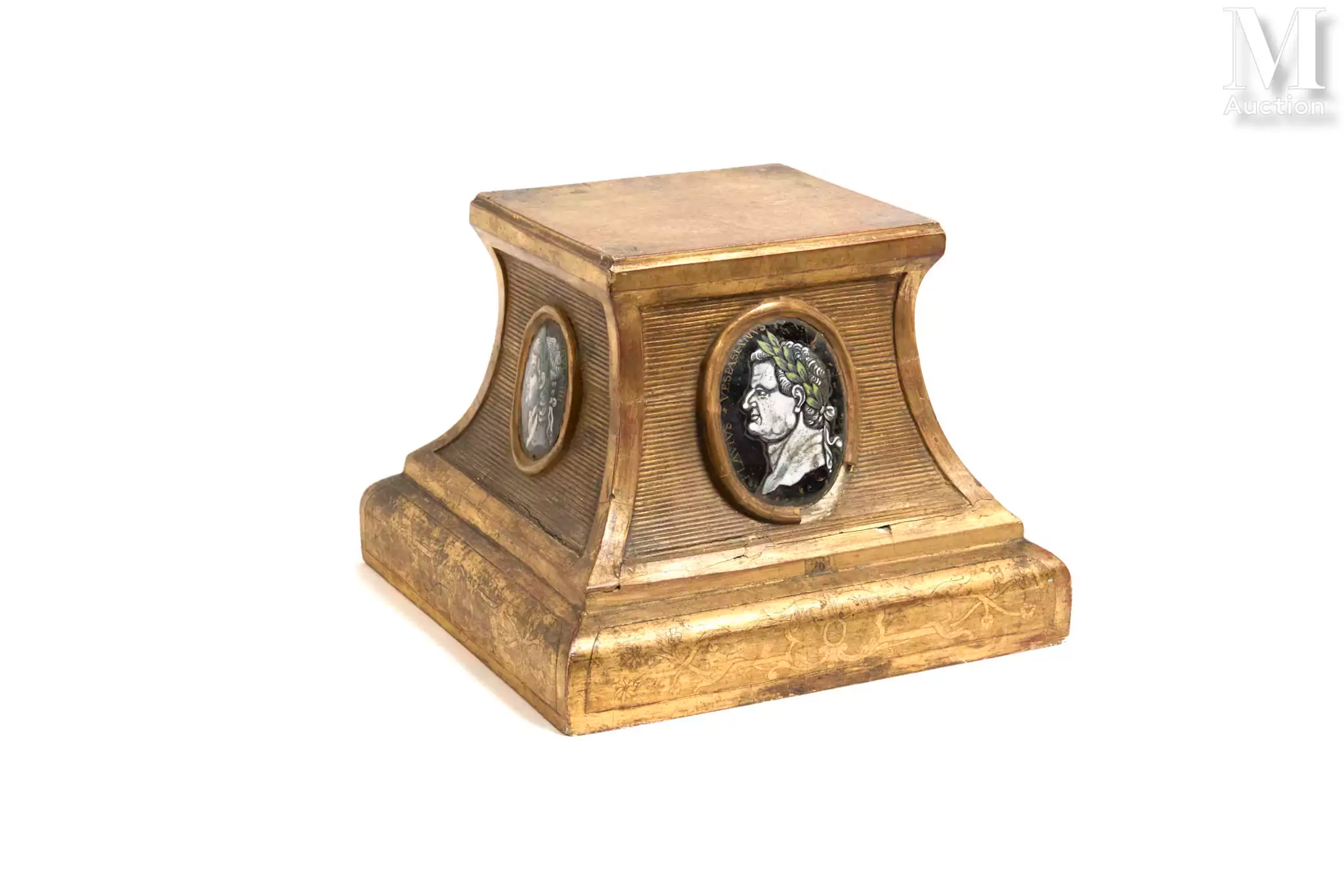 Socle en bois doré XIXe siècle et médaillons en cuivre attribués à