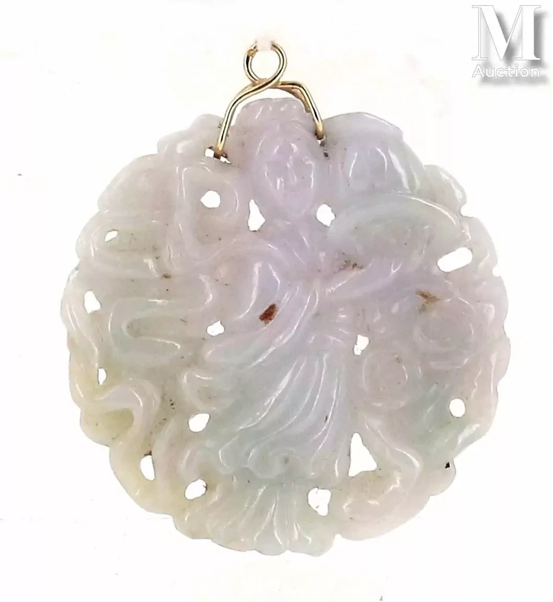 CHINE, XXe siecle Pendentif en jadeite