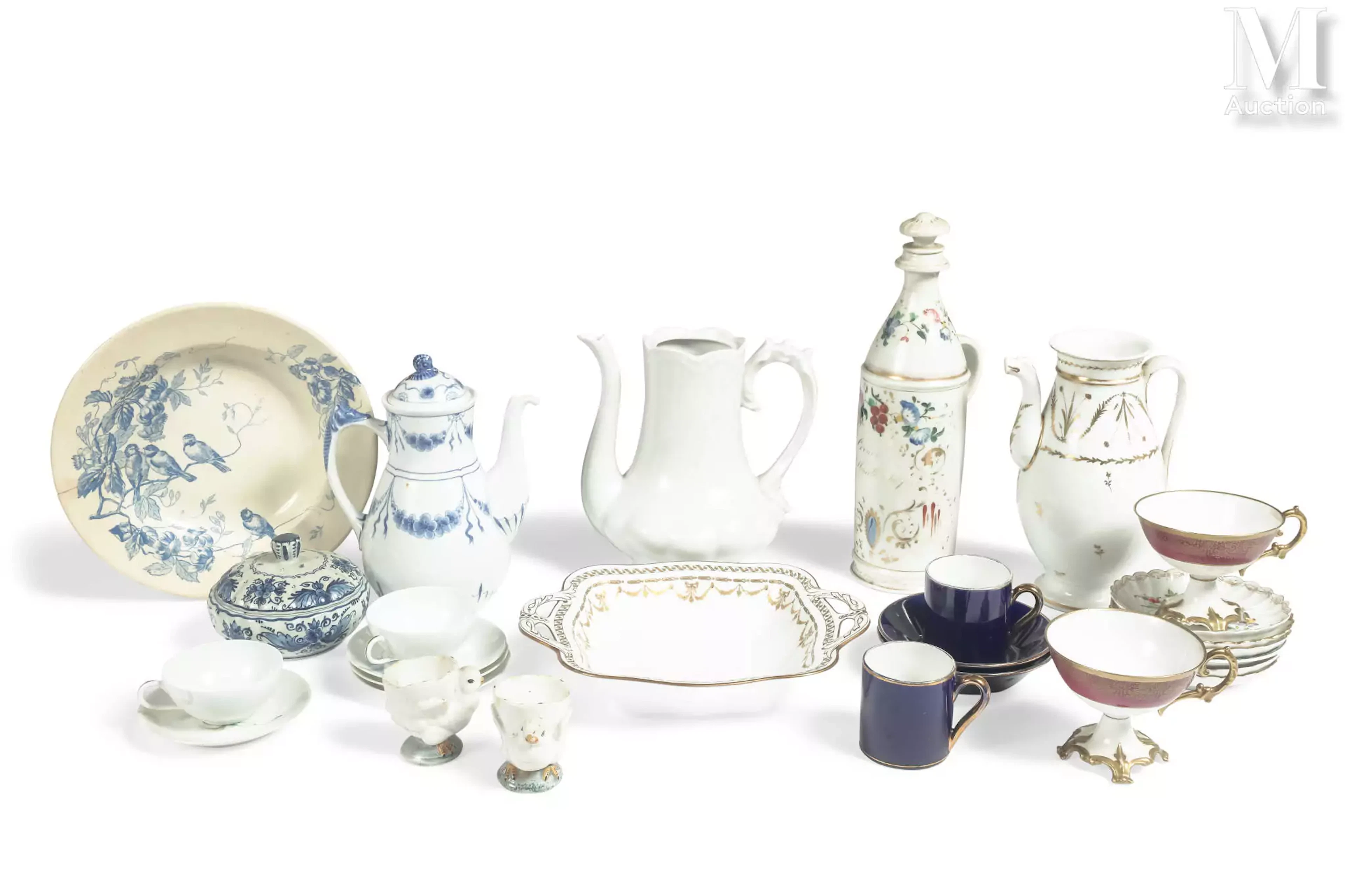 Lot dépareillé en porcelaine et faïence comprenant :