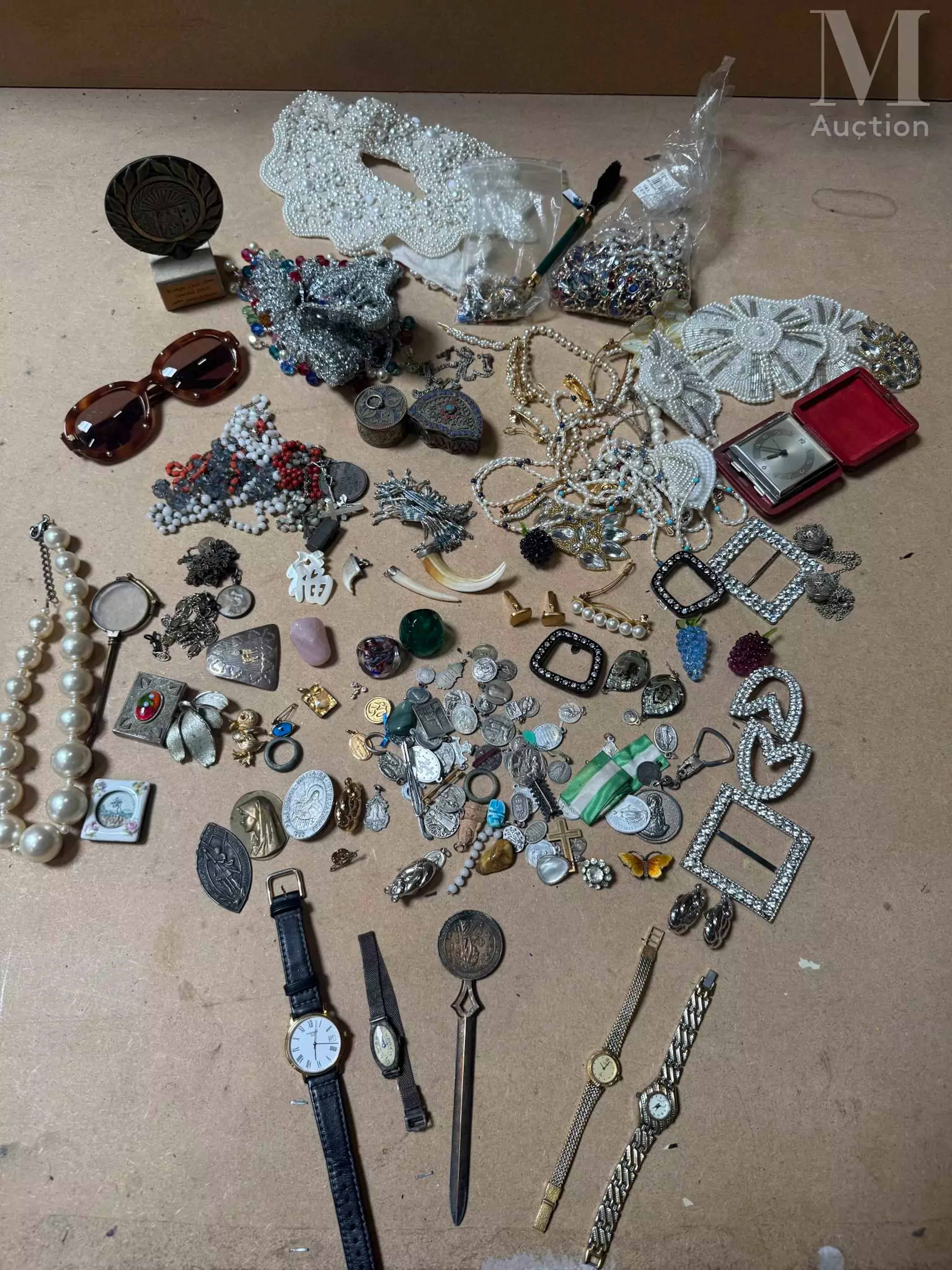 MANNETTE à thématique bijoux fantaisies et divers