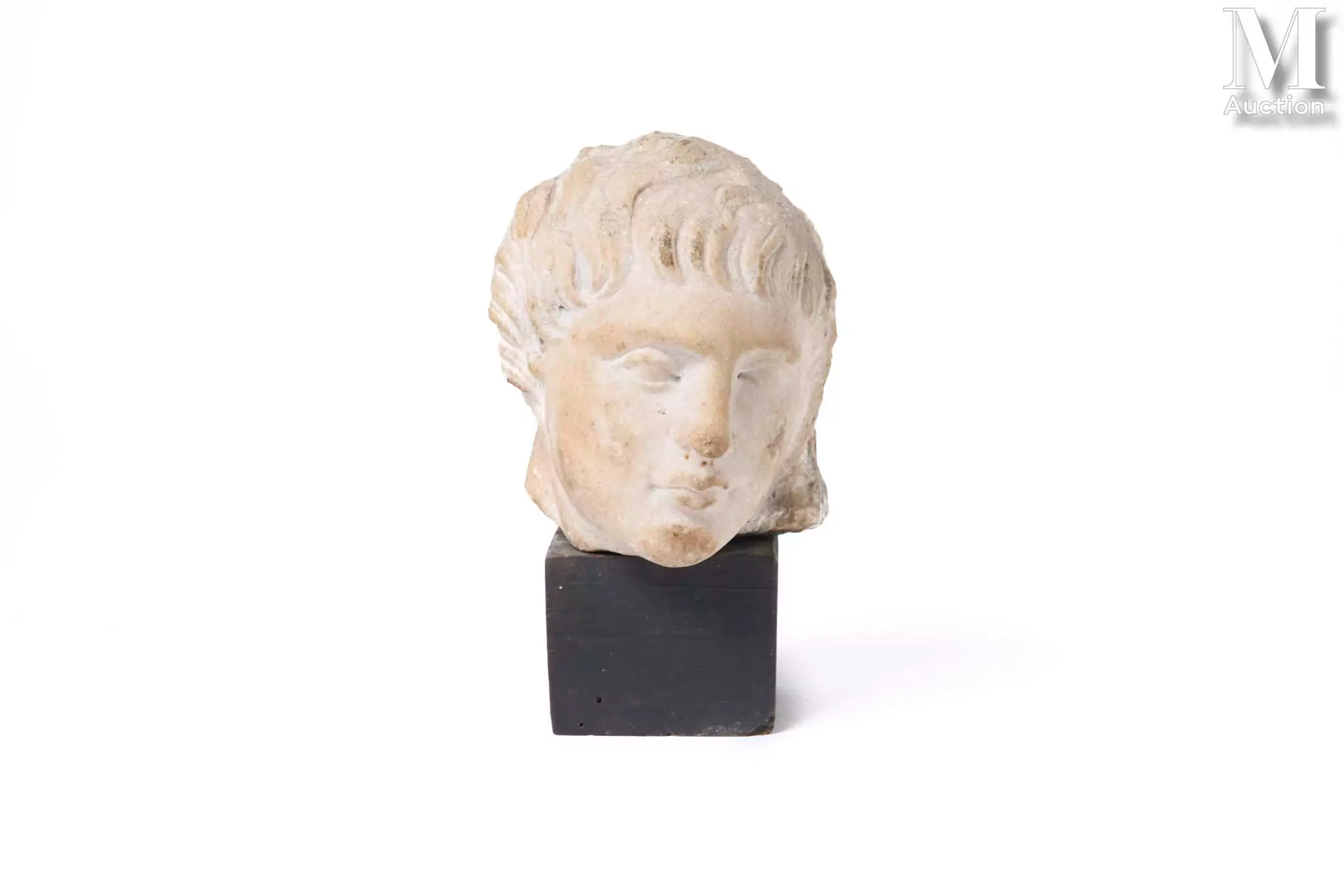 Tête masculine imberbe en haut-relief