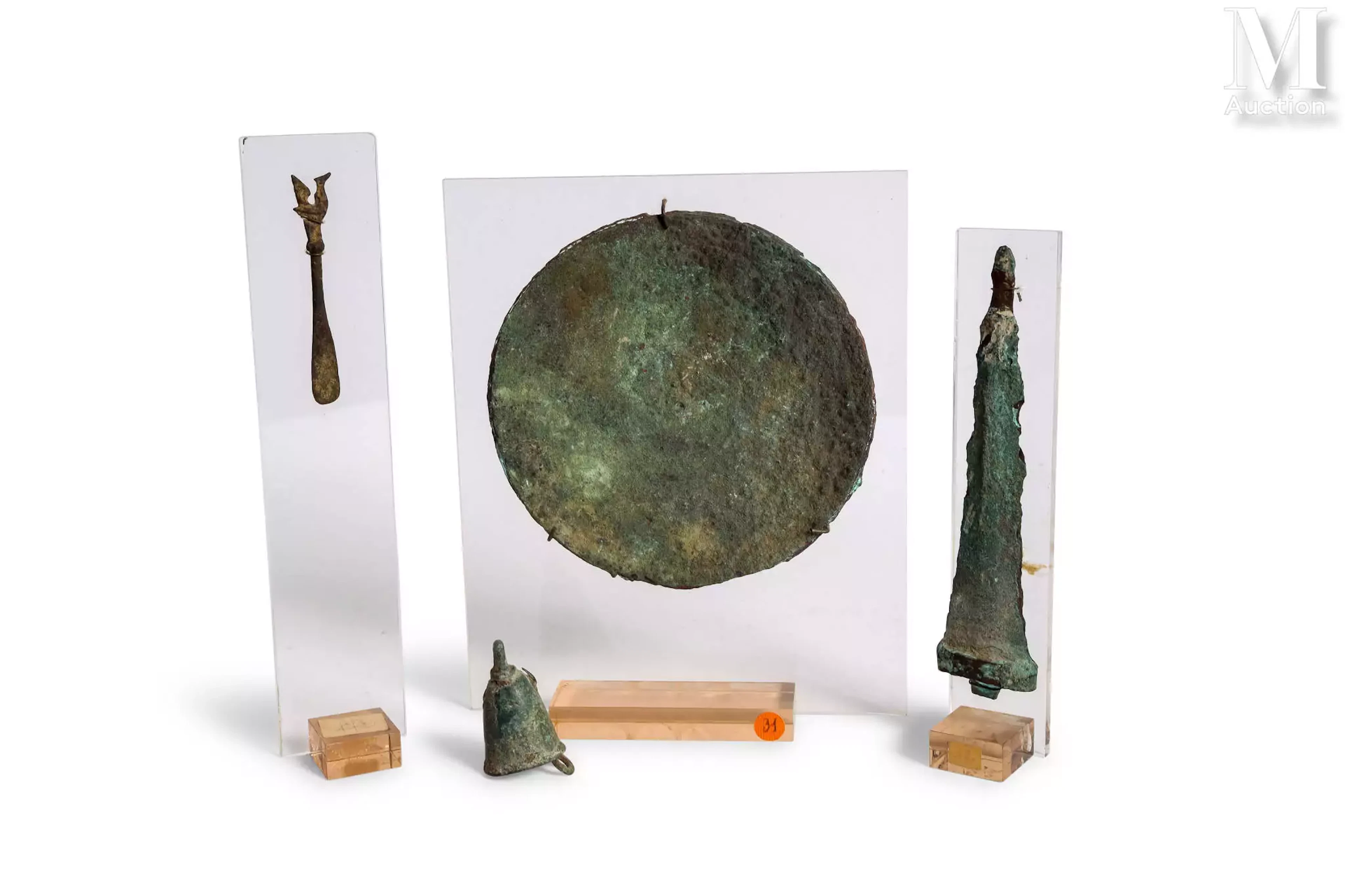 Lot comprenant un miroir discoïde, une cloche tronconique, un couteau