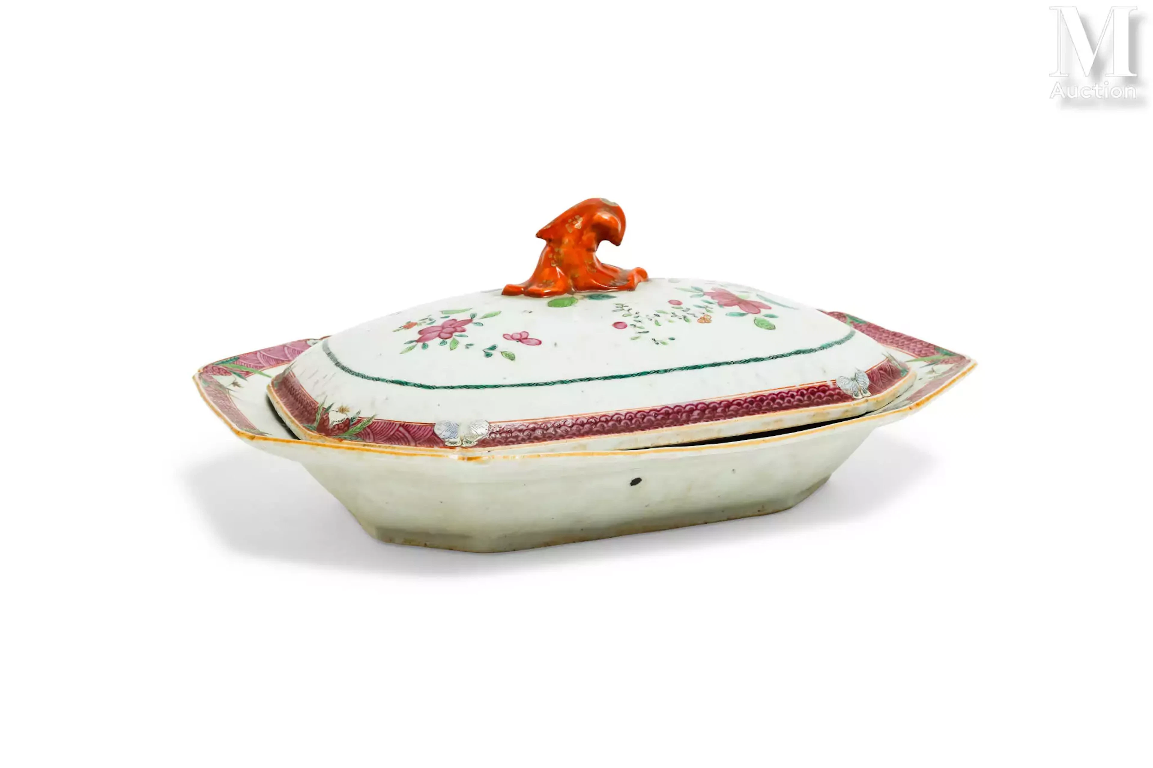 CHINE, Compagnie des Indes, XVIIIe siècle Élément de terrine en porcelaine