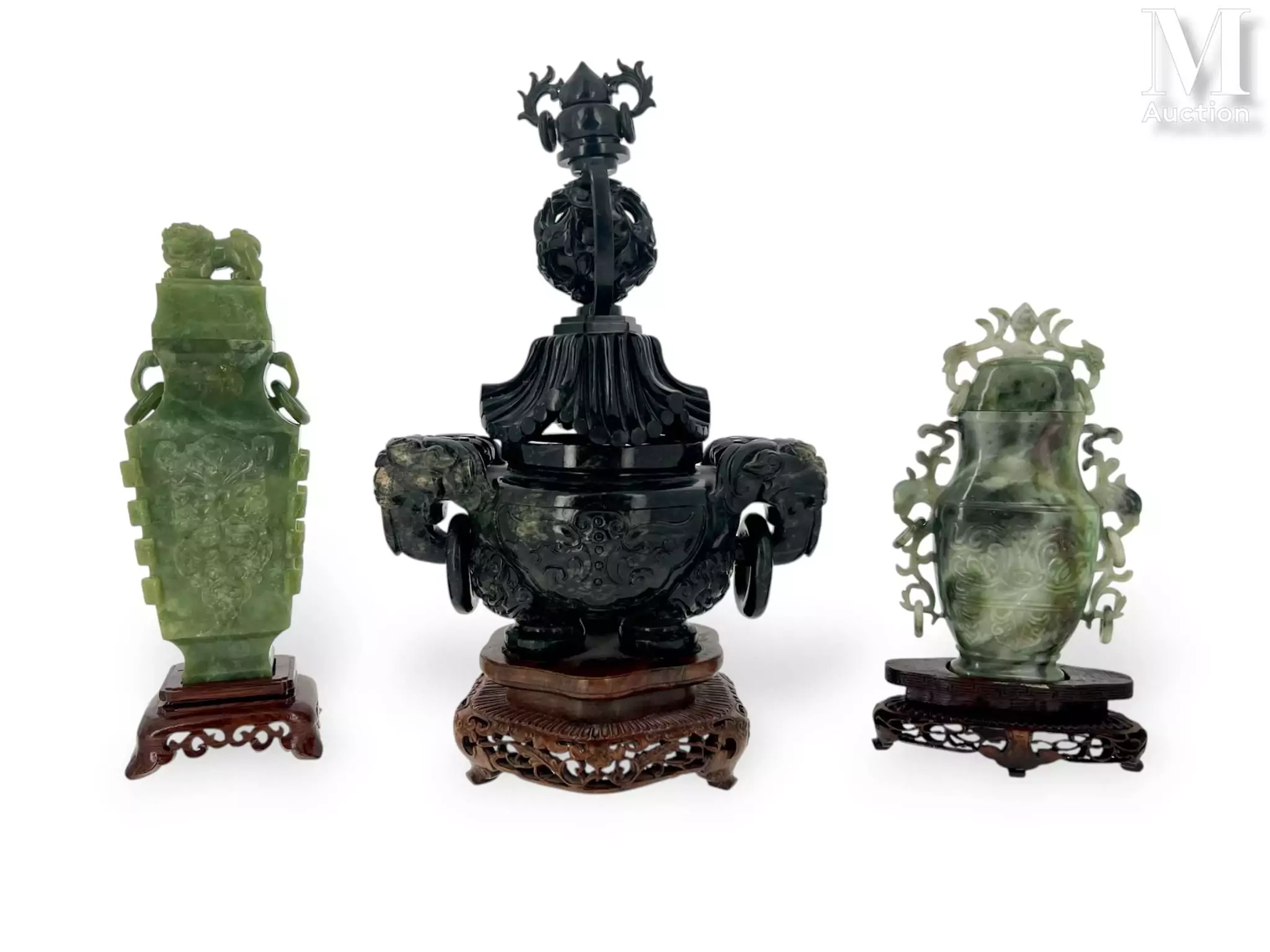 CHINE, XXe siècle Ensemble de trois pièces en pierres dures sculptée
