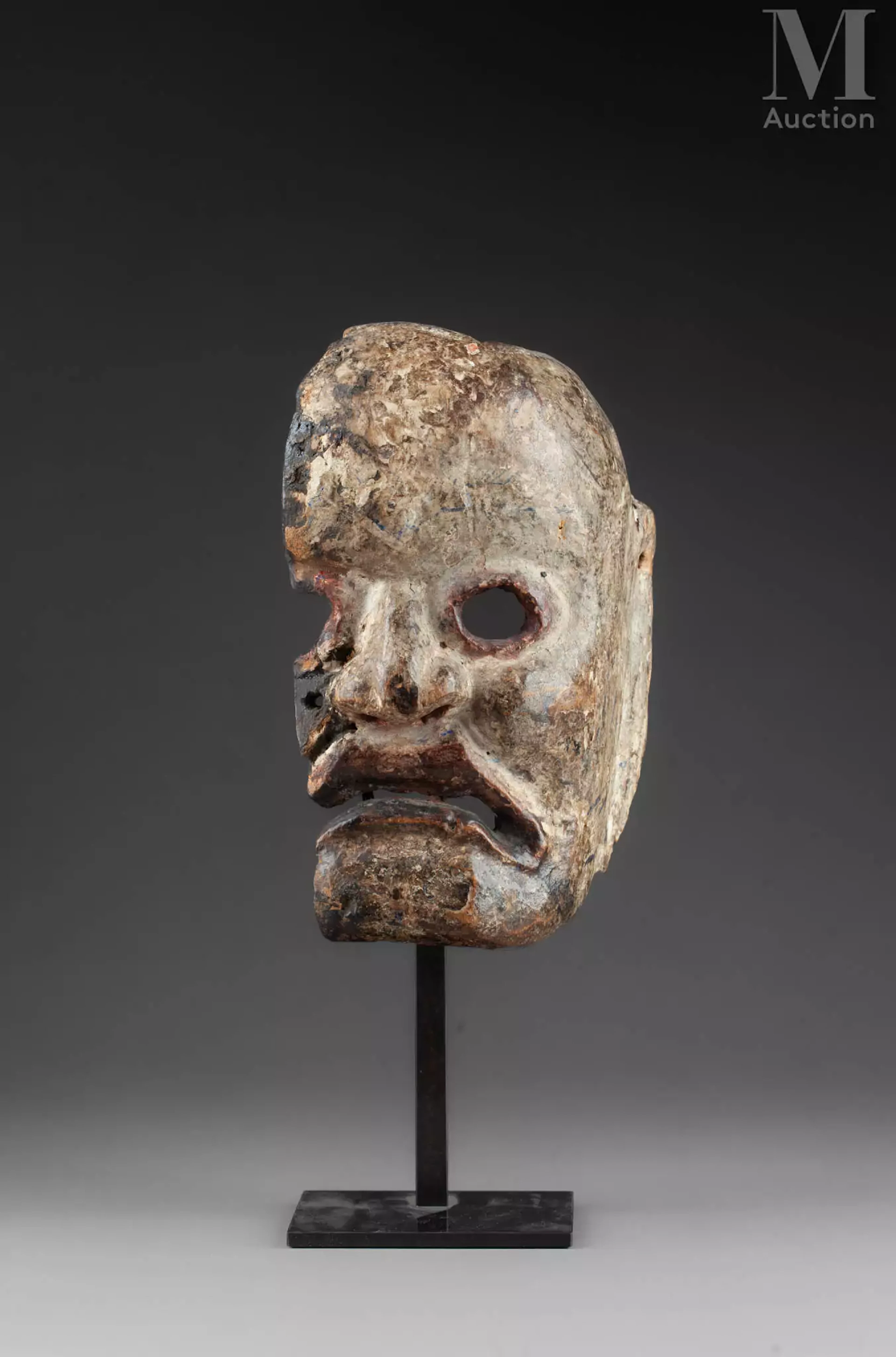 Masque fragmentaire au visage courroucé.