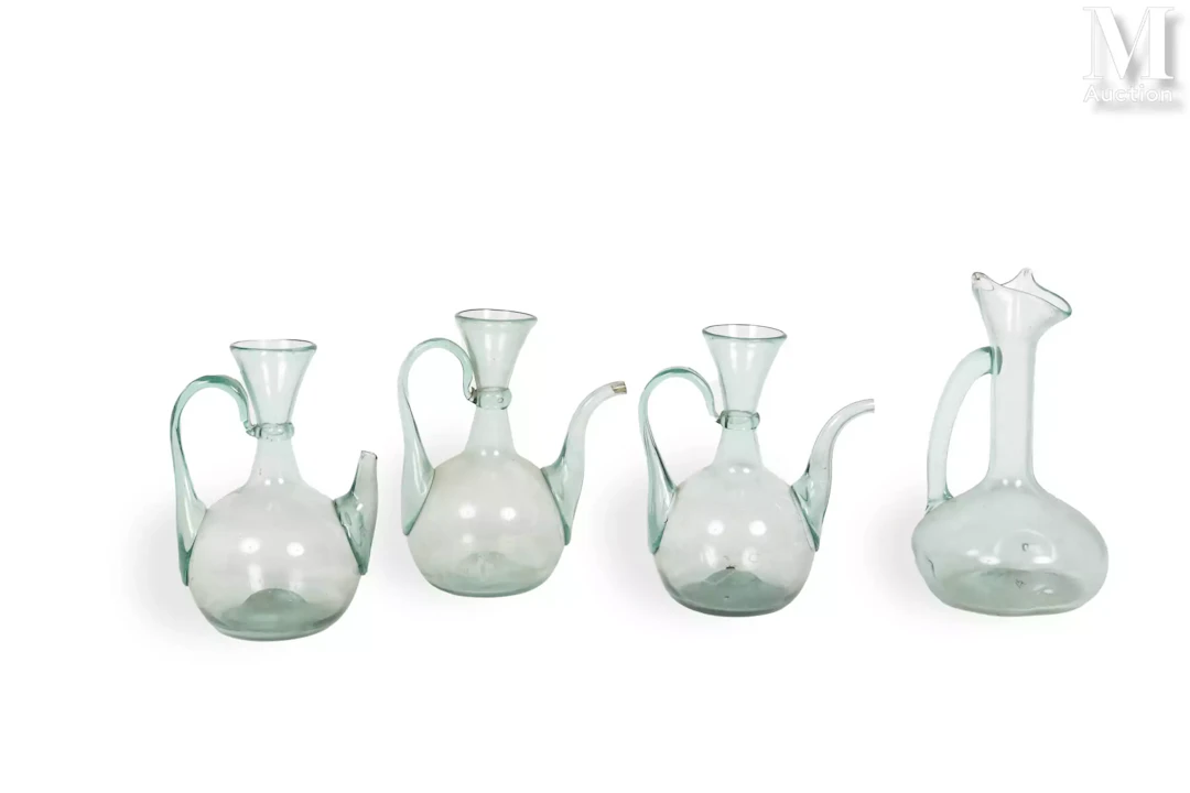Suite de 3 pichets en verre soufflé de style antique