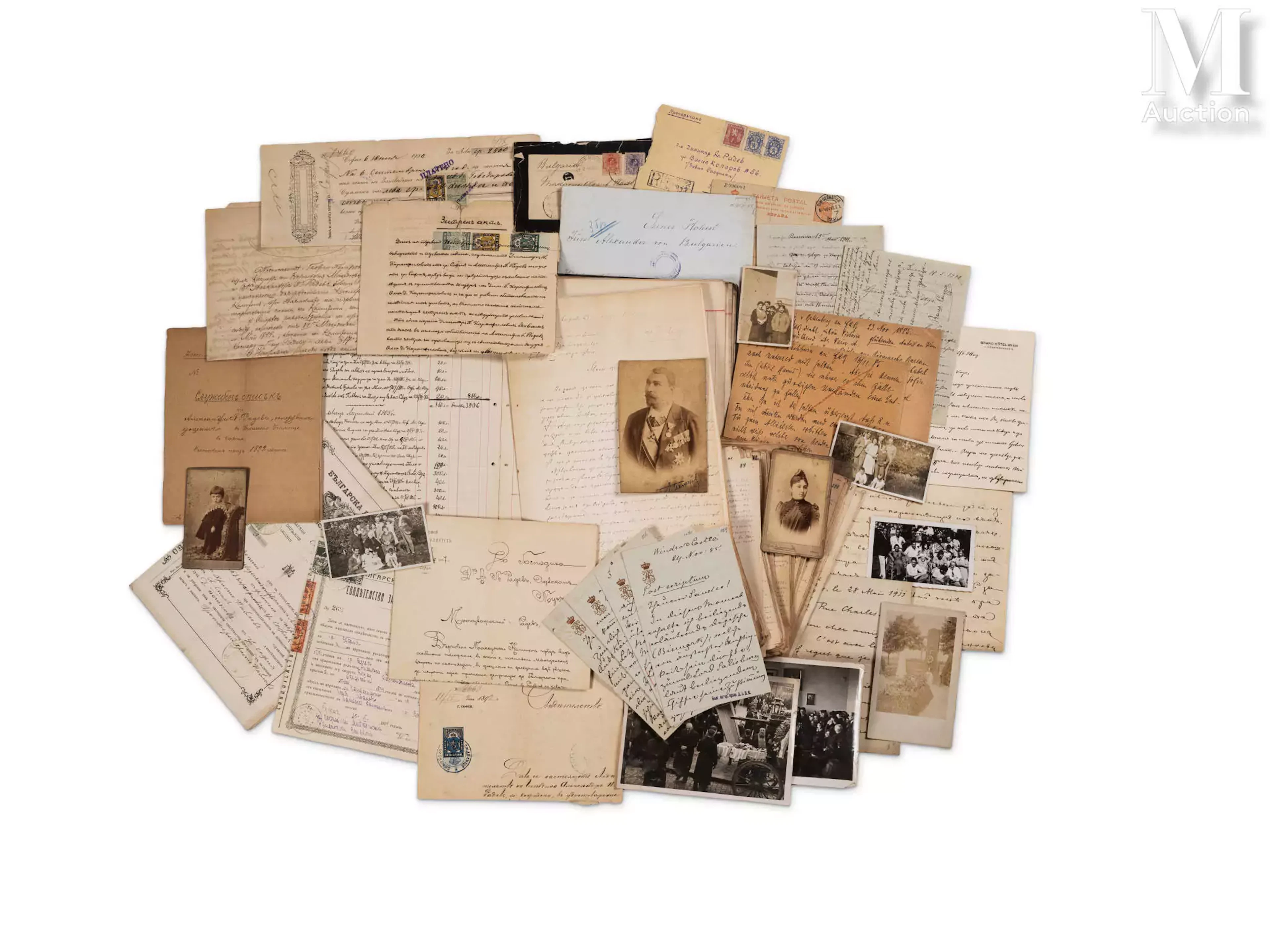 Important lot d’archives concernant la famille Radeff comprenant notamment :