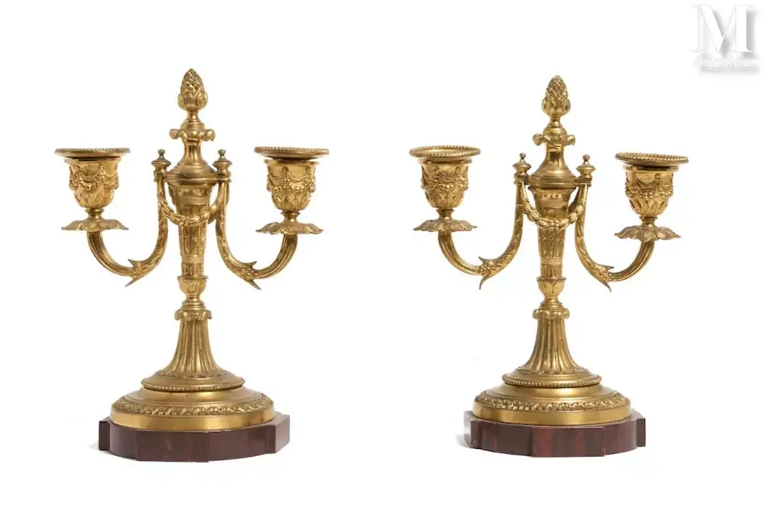Paire de candélabres de style Louis XVI