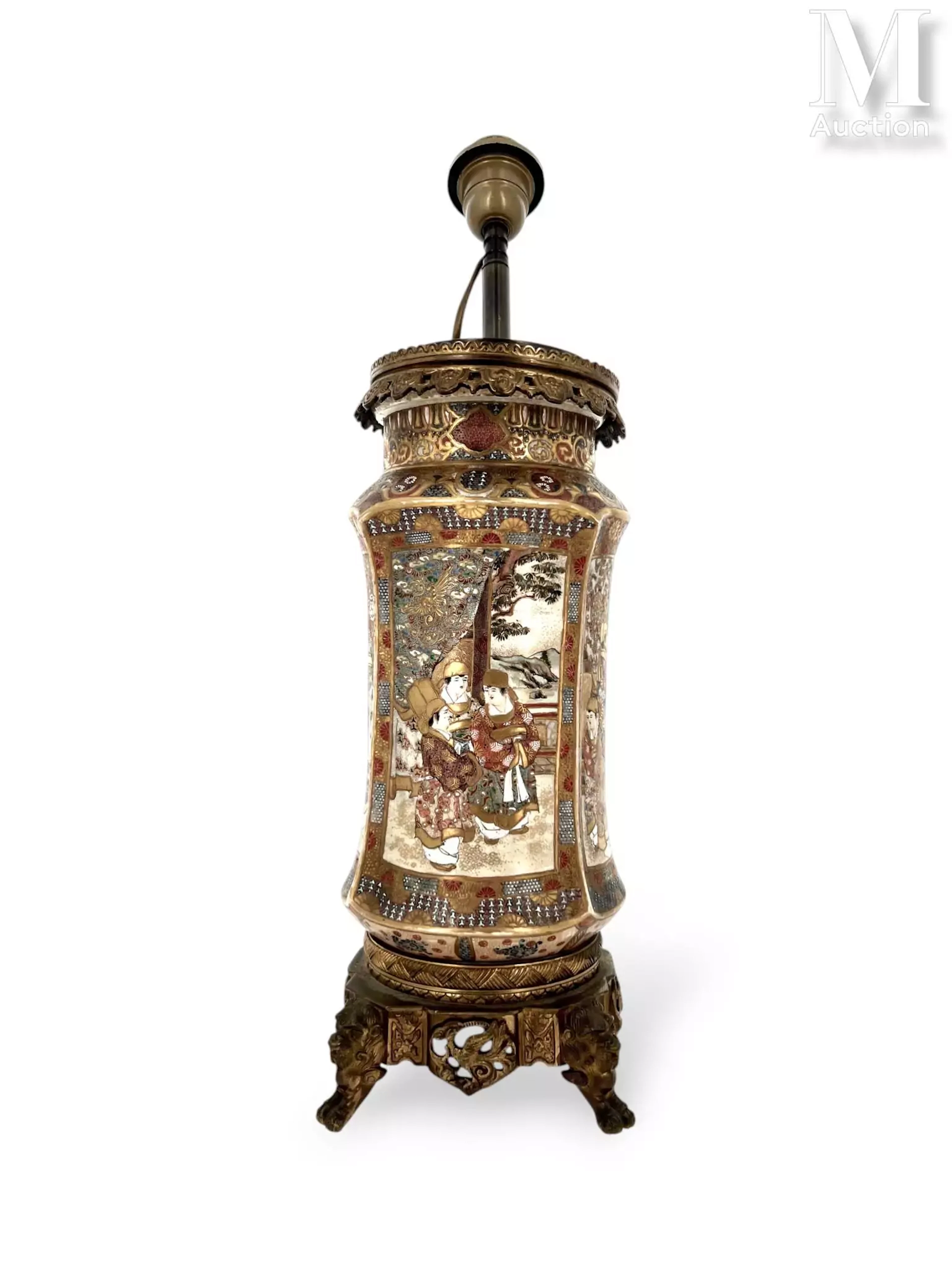 JAPON, Epoque Meiji Vase en faïence de Satsuma