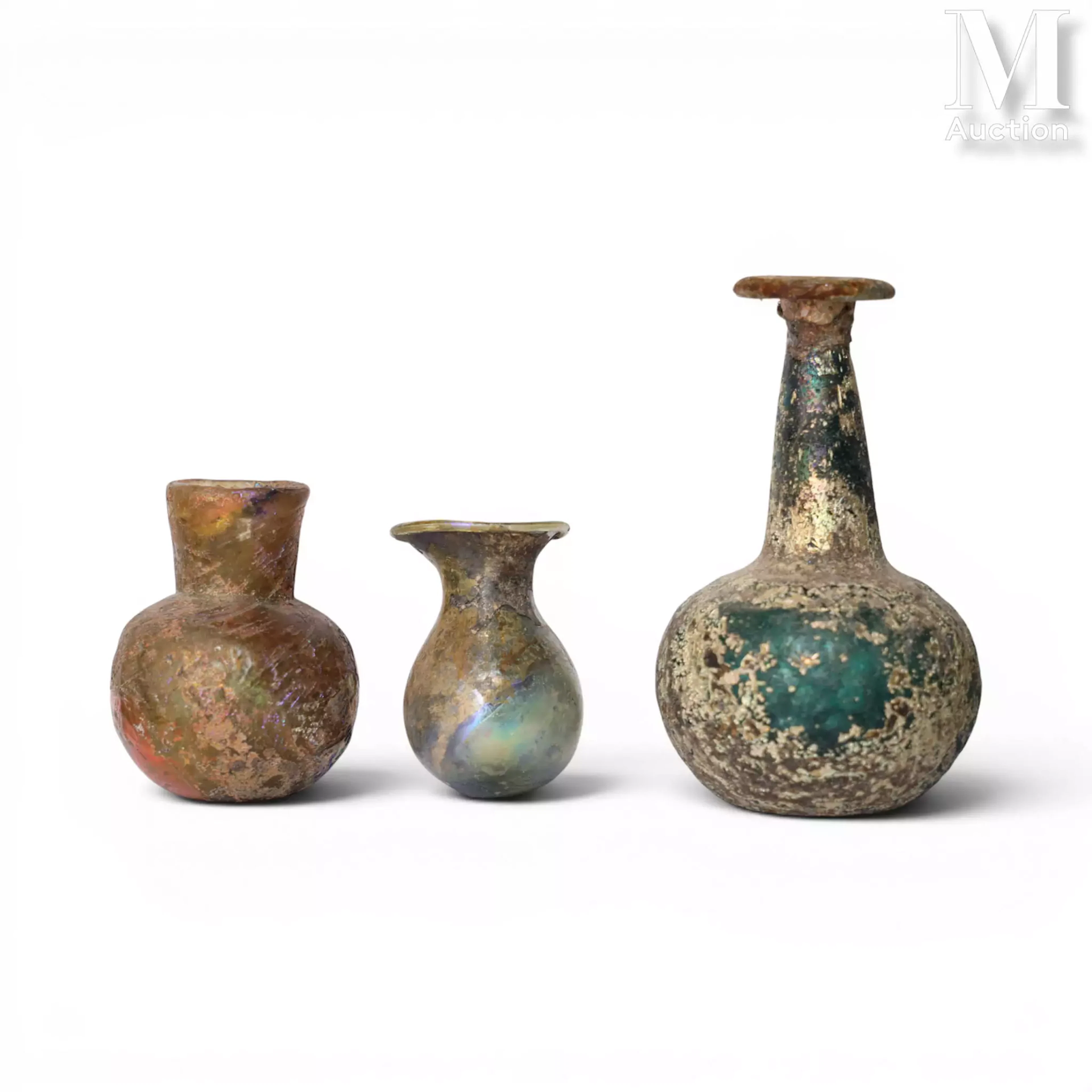 Lot de trois bouteilles, dont deux à panse globulaire moulée. Verre