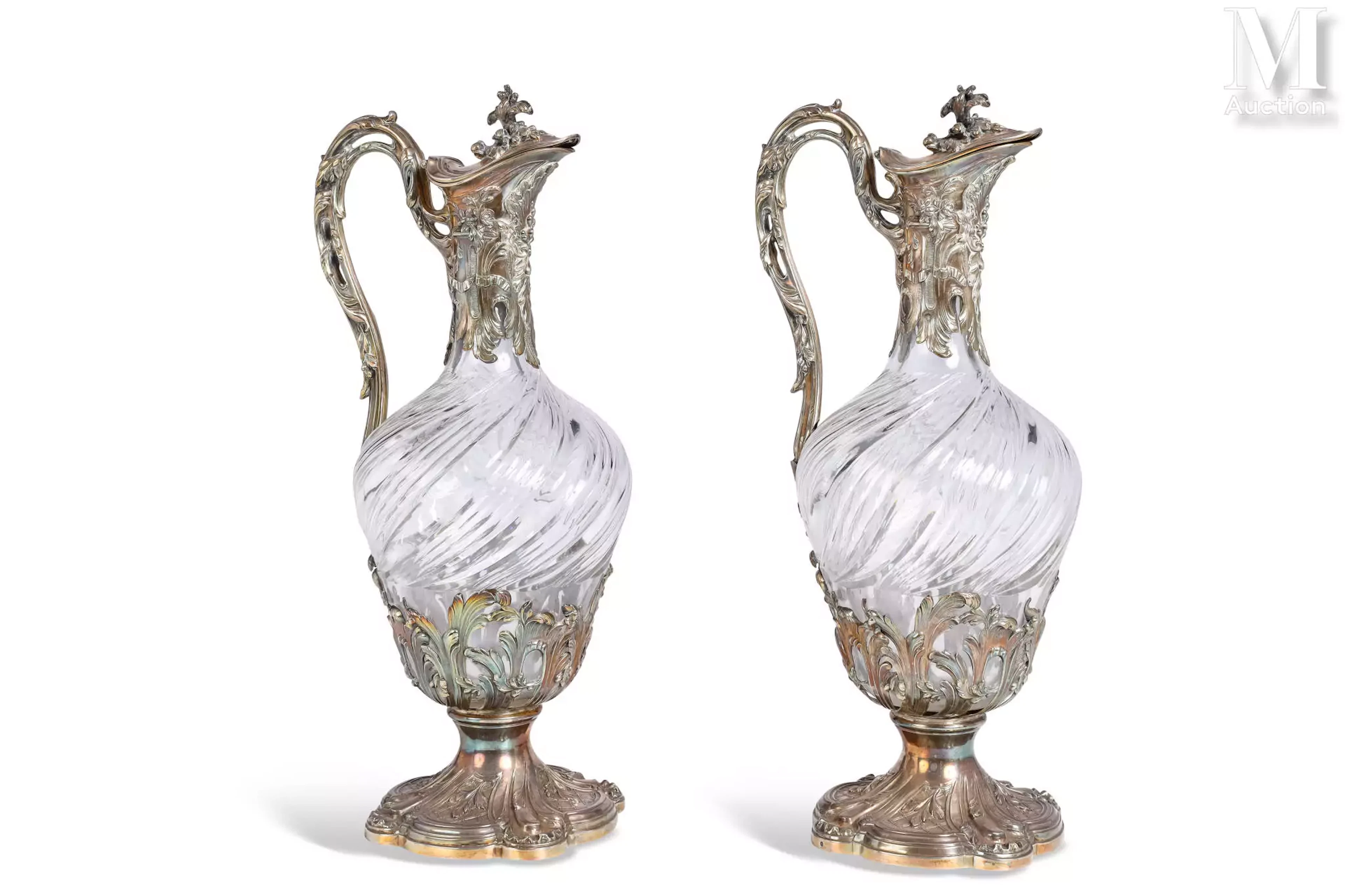 Paire de carafes en verre et monture argent;