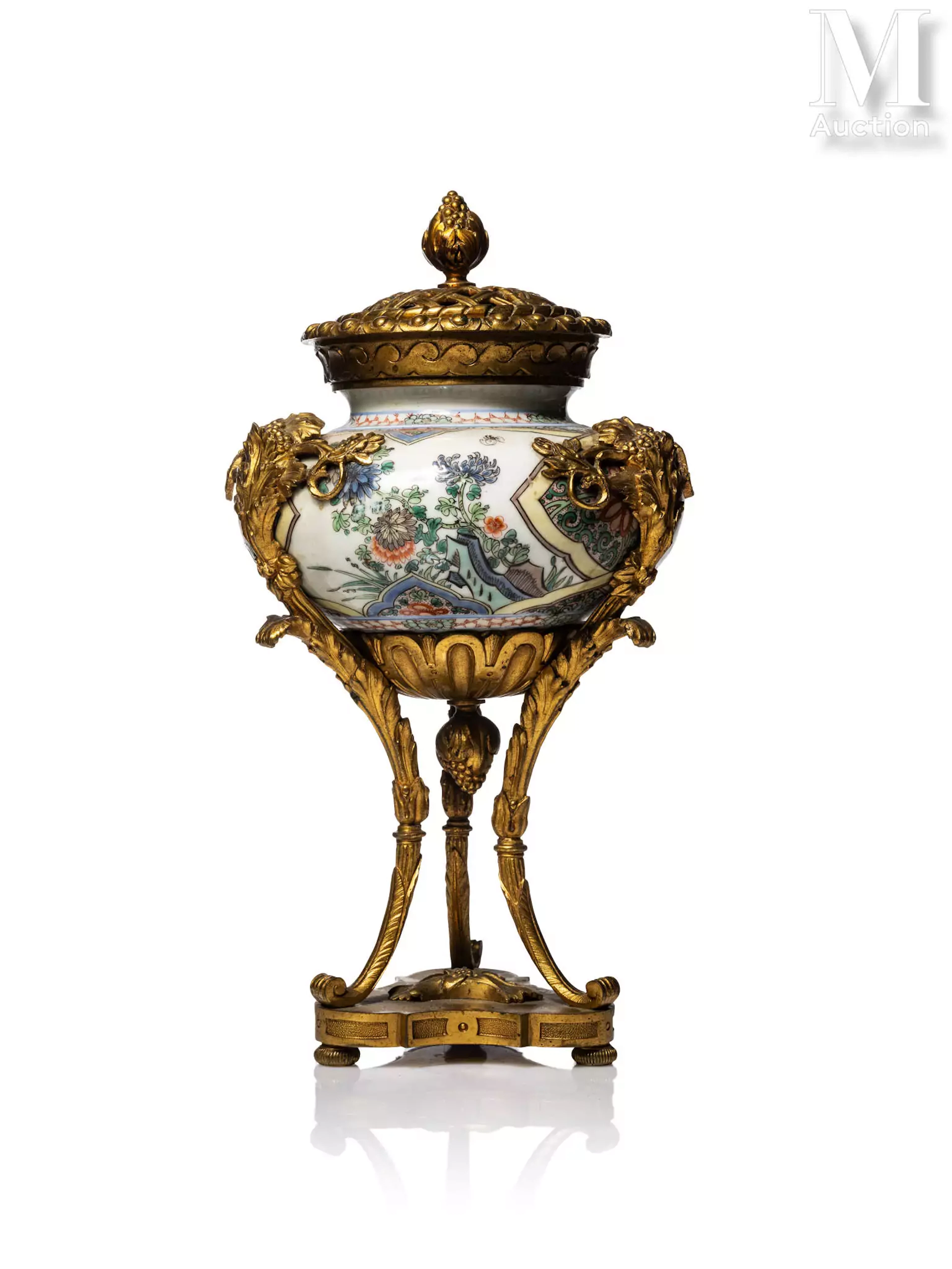 FRANCE, Dans le goût asiatique, XIXe siècle Pot couvert en porcelaine