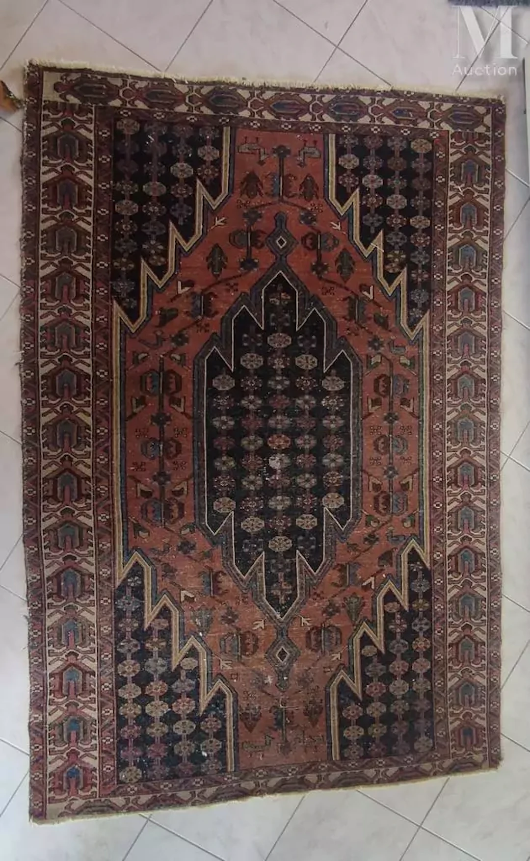 Tapis fond ocre et noir usé